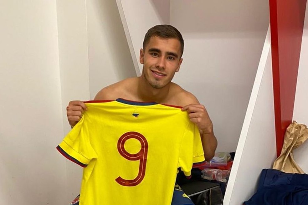 Tomás tiene 20 años y siguió los pasos de su padre Juan Pablo Ángel. El joven se ha convertido en todo un goleador del combinado colombiano. ¡Qué guapo!