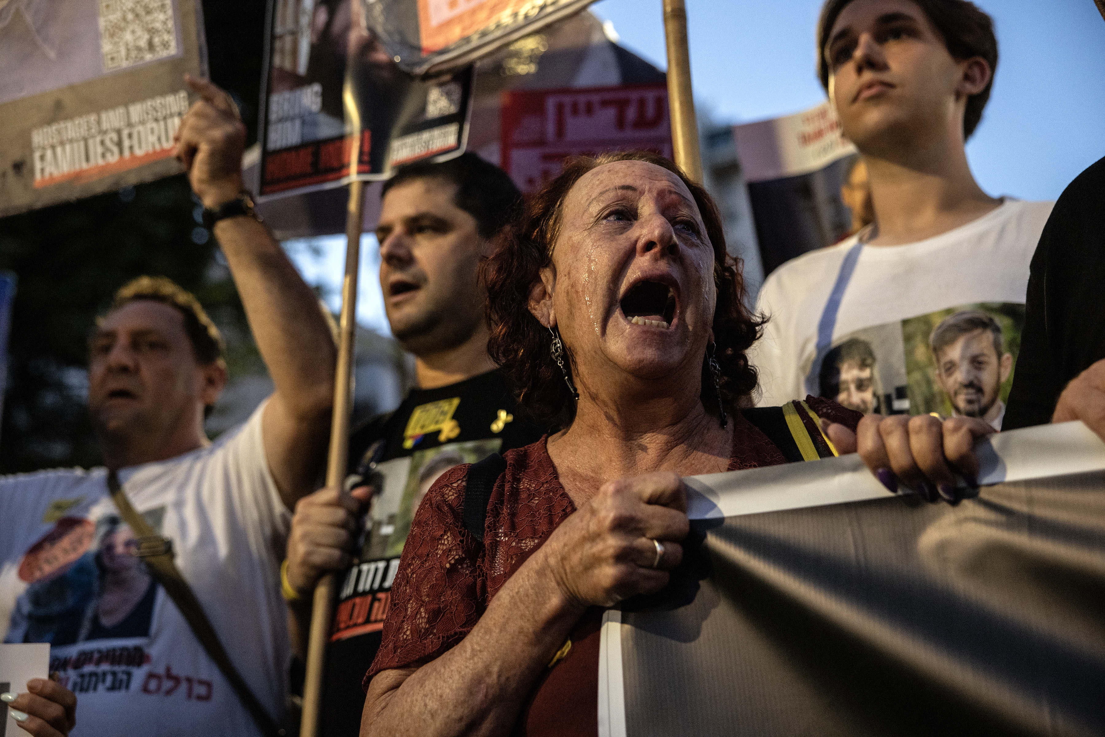 Manifestantes marchan por las calles de Tel Aviv, Israel, pidiendo la liberación de los rehenes israelíes, el 13 de septiembre de 2025.