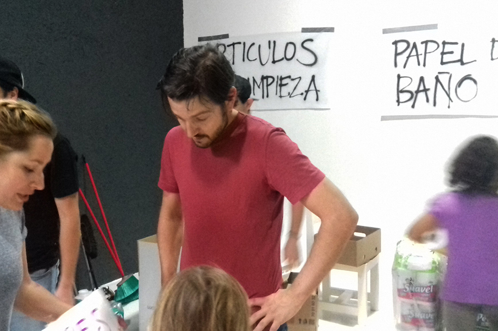 Diego Luna transforma set de cine en centro de ayuda para damnificados por terremoto