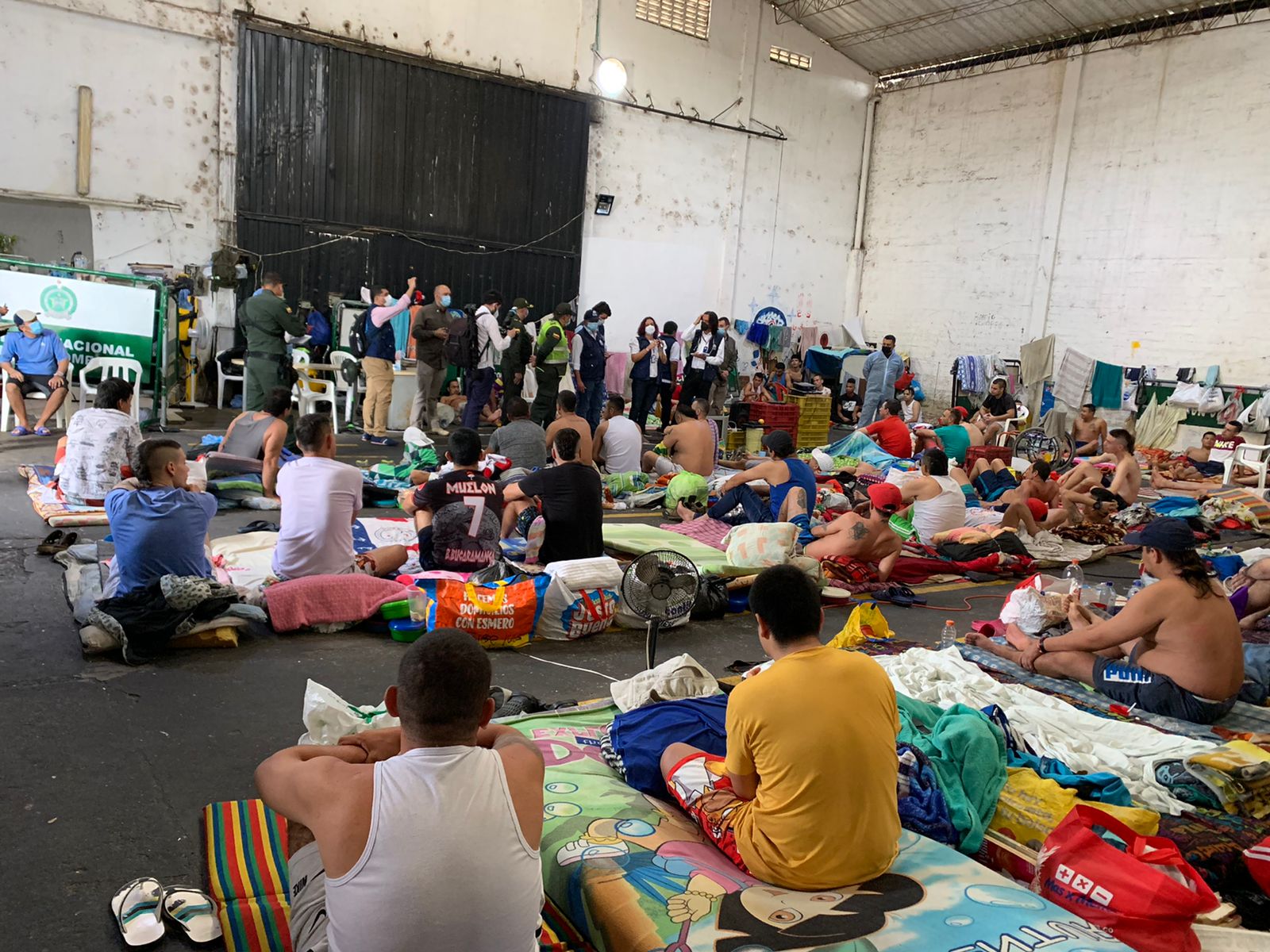 El gobernador de Santander Mauricio Aguilar anunció que el hacinamiento en las estaciones de Policía de Bucaramanga y en el área metropolitana alcanza el 736%. Donde solo hay capacidad para 87 presos, permanecen 720 personas.