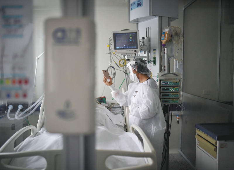 El trajín de una unidad de cuidados intensivos en el tercer pico del coronavirus en Bogotá