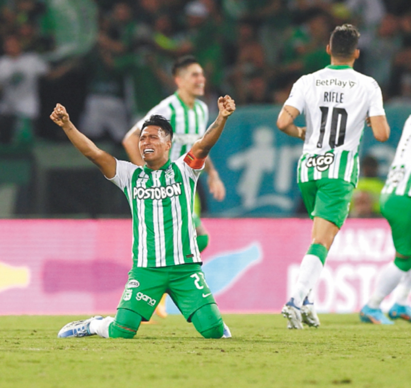 AMDEP1636. MEDELLÍN (COLOMBIA), 22/06/2022.- Sebastián Gómez (i) de Nacional celebra un gol de Yerson Candelo hoy, en el partido de ida de la final de la Liga Profesional de Colombia entre Atlético Nacional y Deportes Tolima en el estadio Atanasio Girardot en Medellín (Colombia). EFE/Luis Eduardo Noriega A.

