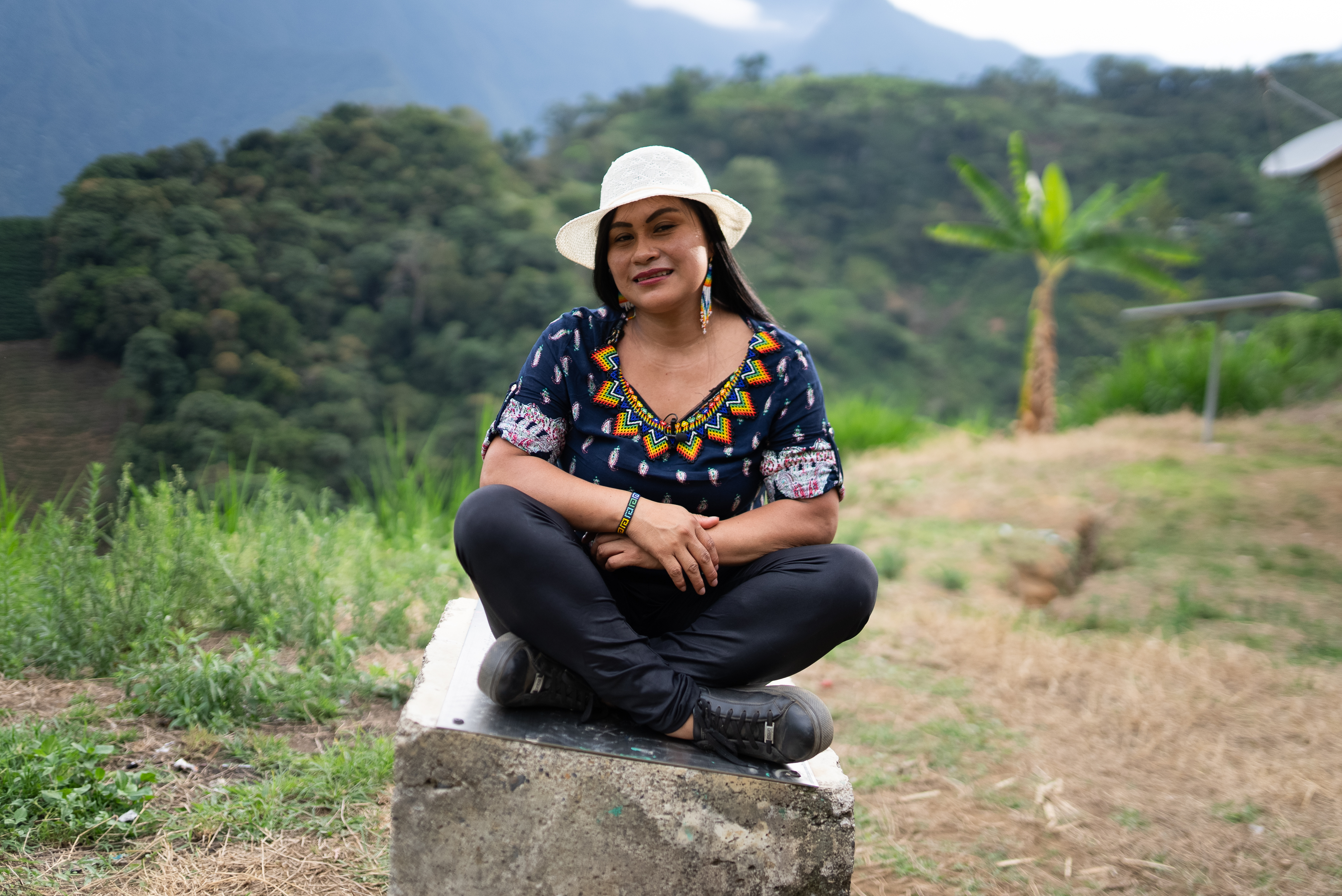 Marinela Tascón, la tesorera del grupo de las mujeres, dedicada al tejido tradicional de su pueblo con mostacilla.