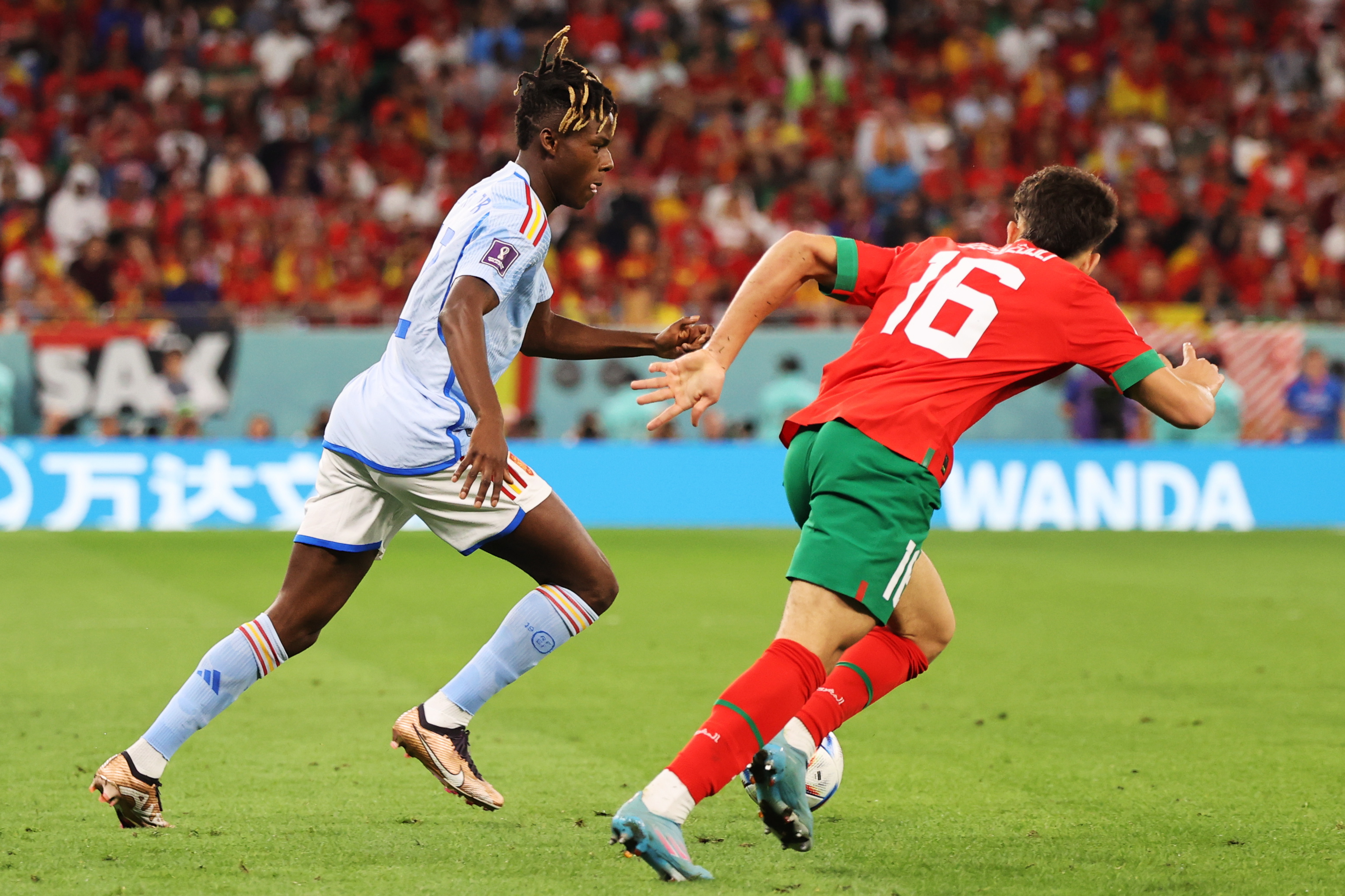 Doha (Qatar), 06/12/2022.- Nico Williams of Spain (L) in action against Abde Ezzalzouli of Morocco during the FIFA World Cup 2022 round of 16 soccer match between Morocco and Spain at Education City Stadium in Doha, Qatar, 06 December 2022. (Mundial de Fútbol, Marruecos, España, Catar) EFE/EPA/Mohamed Messara