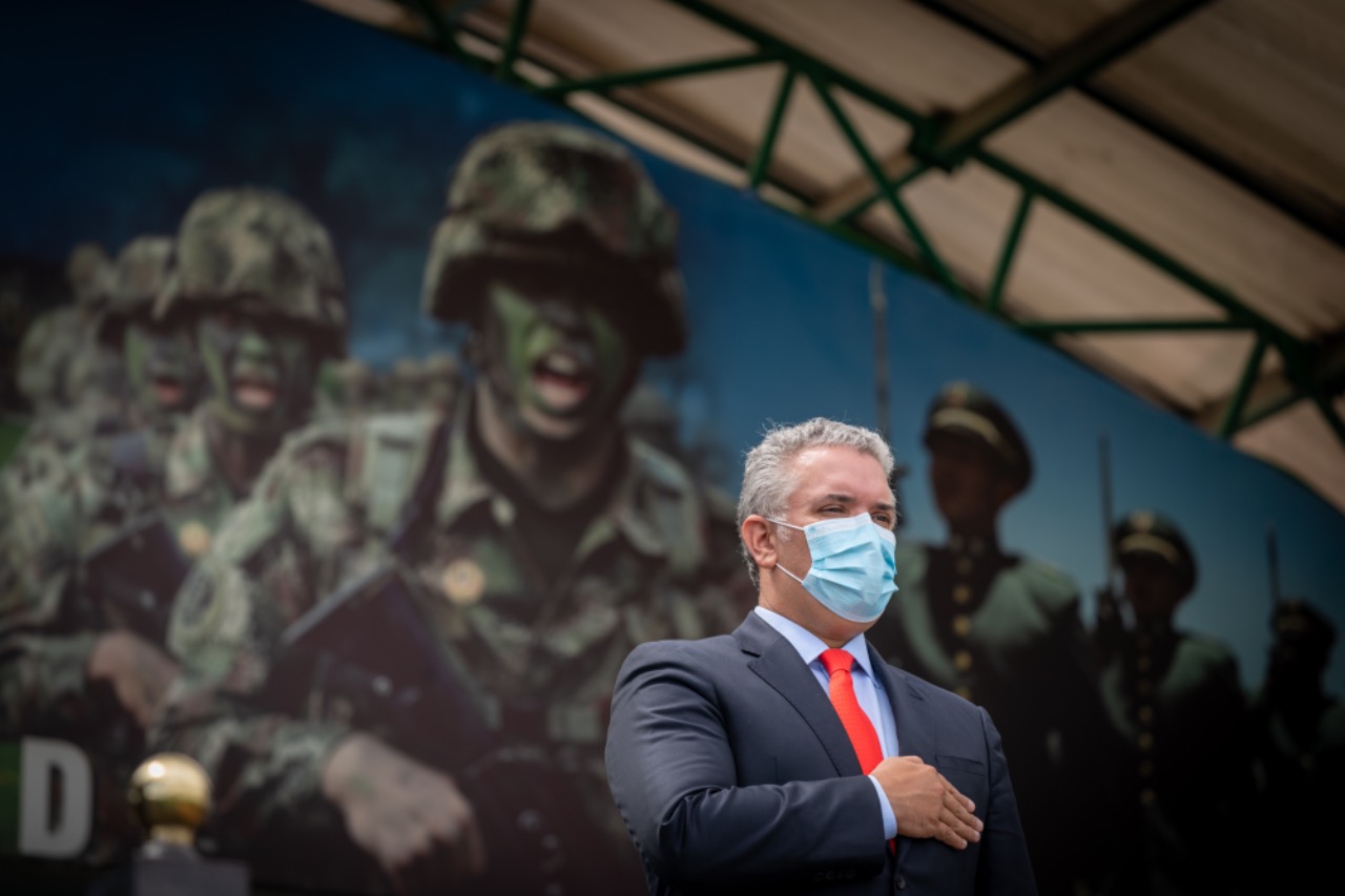 Presidente Duque le hace reconocimiento al general Atehortúa, investigado por la Procuraduría