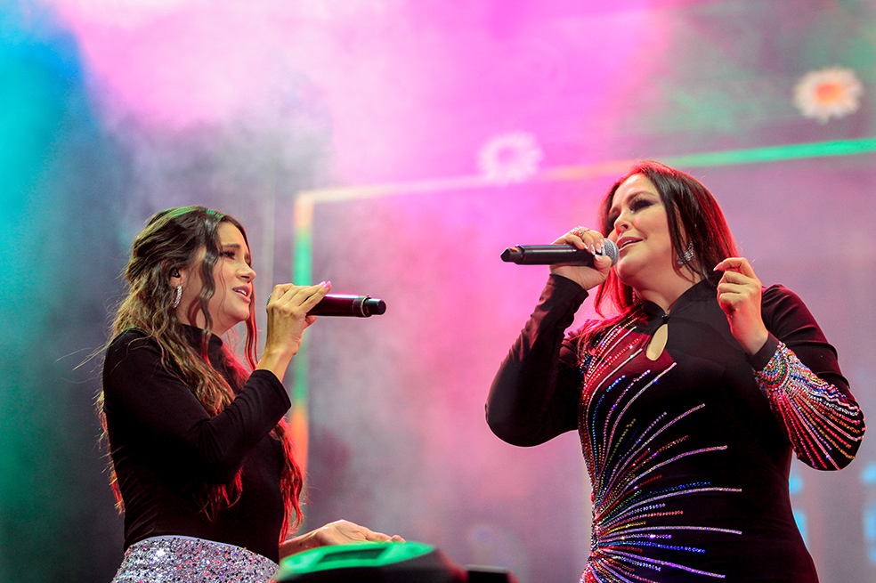 GRAN FESTIVAL LA KALLE LUGAR SIMON BOLIVAR LLEGO LA HORA REENCONTRARNOS ABRAZARNOS Y CANTAR
