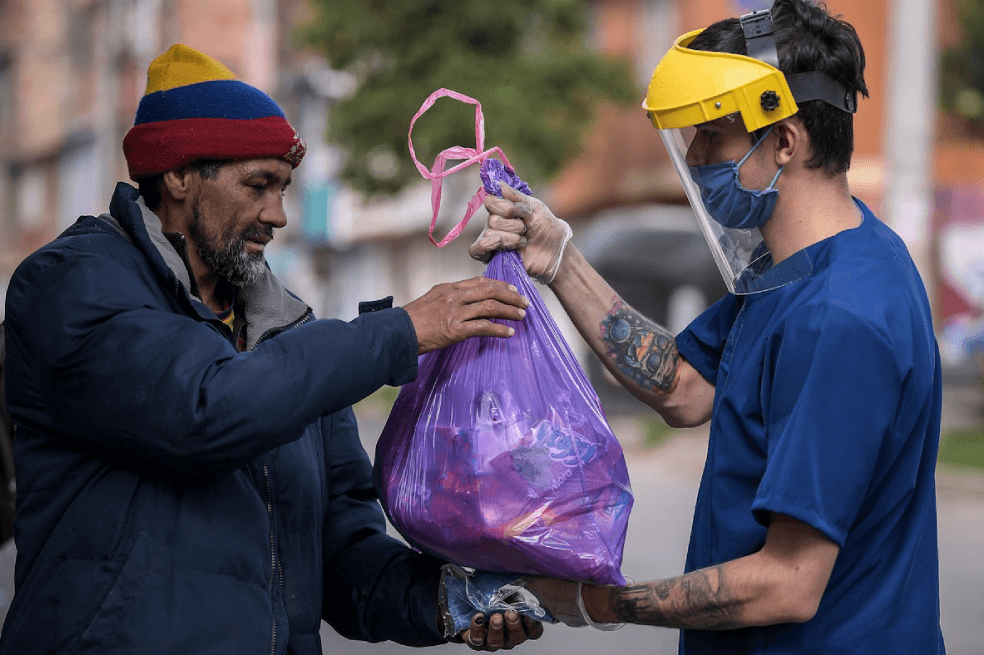 Con campaña de Vaki, joven bogotano brinda apoyo a habitantes de calle durante la cuarentena