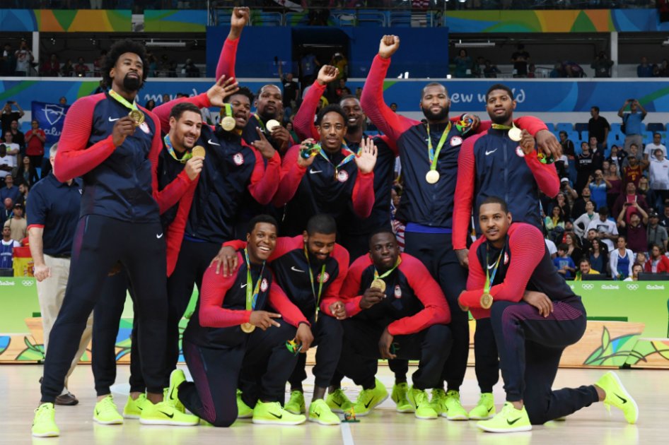 Los jugadores de la selección estadounidense de baloncesto celebran el oro olímpico en Río 2016. / AFP