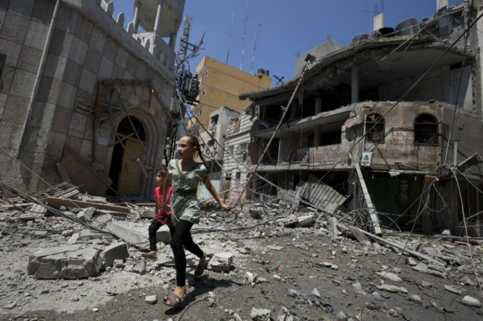 Niñas palestinas caminan en medio de los escombros tras ataque militar israelí en la ciudad de Gaza/ AFP
