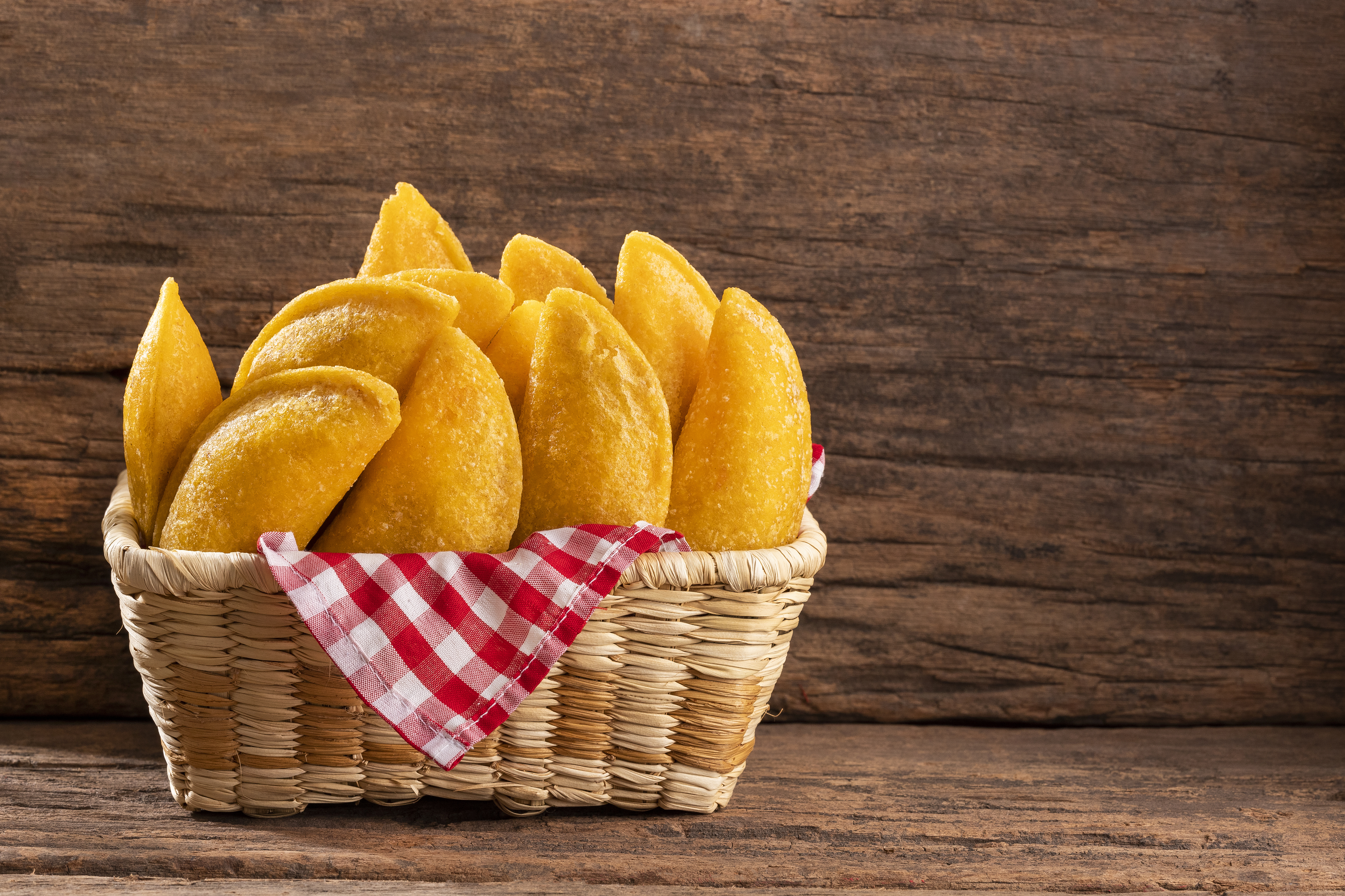 Alista ingredientes y lleva a la mesa estas empanadas rellenas de queso