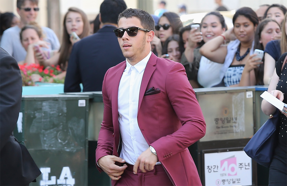 Nick Jonas vuelve a los escenarios tras superar fuerte lesión