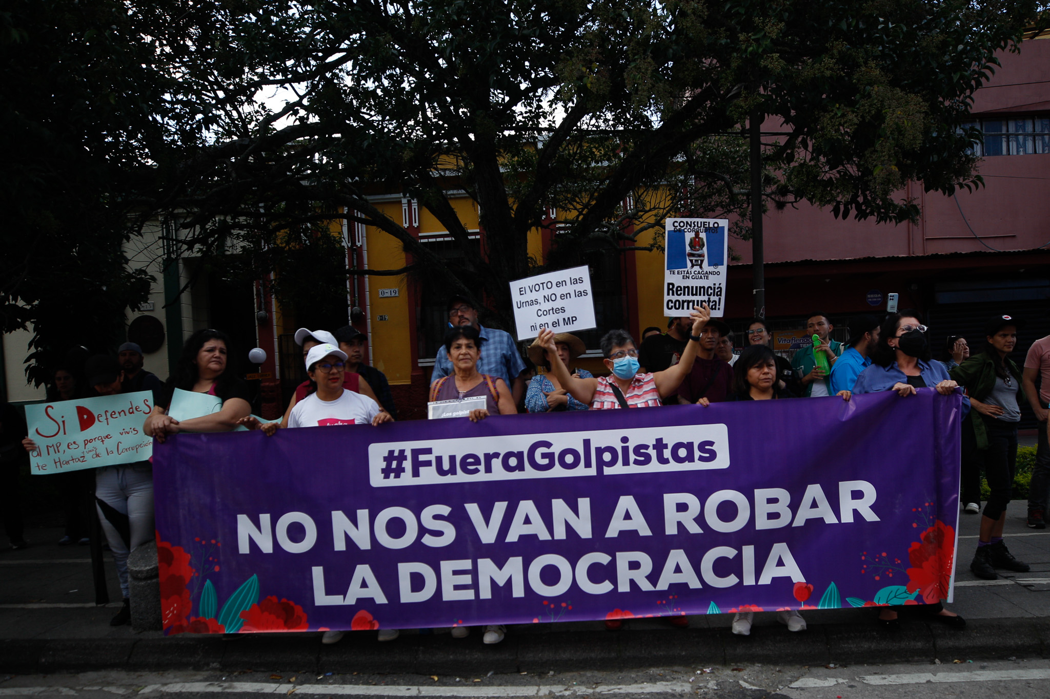 -FOTODELDÍA- AME3733. CIUDAD DE GUATEMALA (GUATEMALA), 30/09/2023.- Un grupo de manifestantes piden la renuncia de la fiscal general, Consuelo Porras, en la sede del tribunal electoral, después de que la Fiscalía secuestrara documentos de los resultados de las jornadas electorales celebradas en junio y agosto, hoy en Ciudad de Guatemala (Guatemala). El Tribunal Supremo Electoral de Guatemala informó este sábado que el Ministerio Público (Fiscalía) suma 18 horas de allanamiento a su sede central, después de que el viernes catearan sus instalaciones por cuarta ocasión por denuncias electorales. EFE/ David Toro
