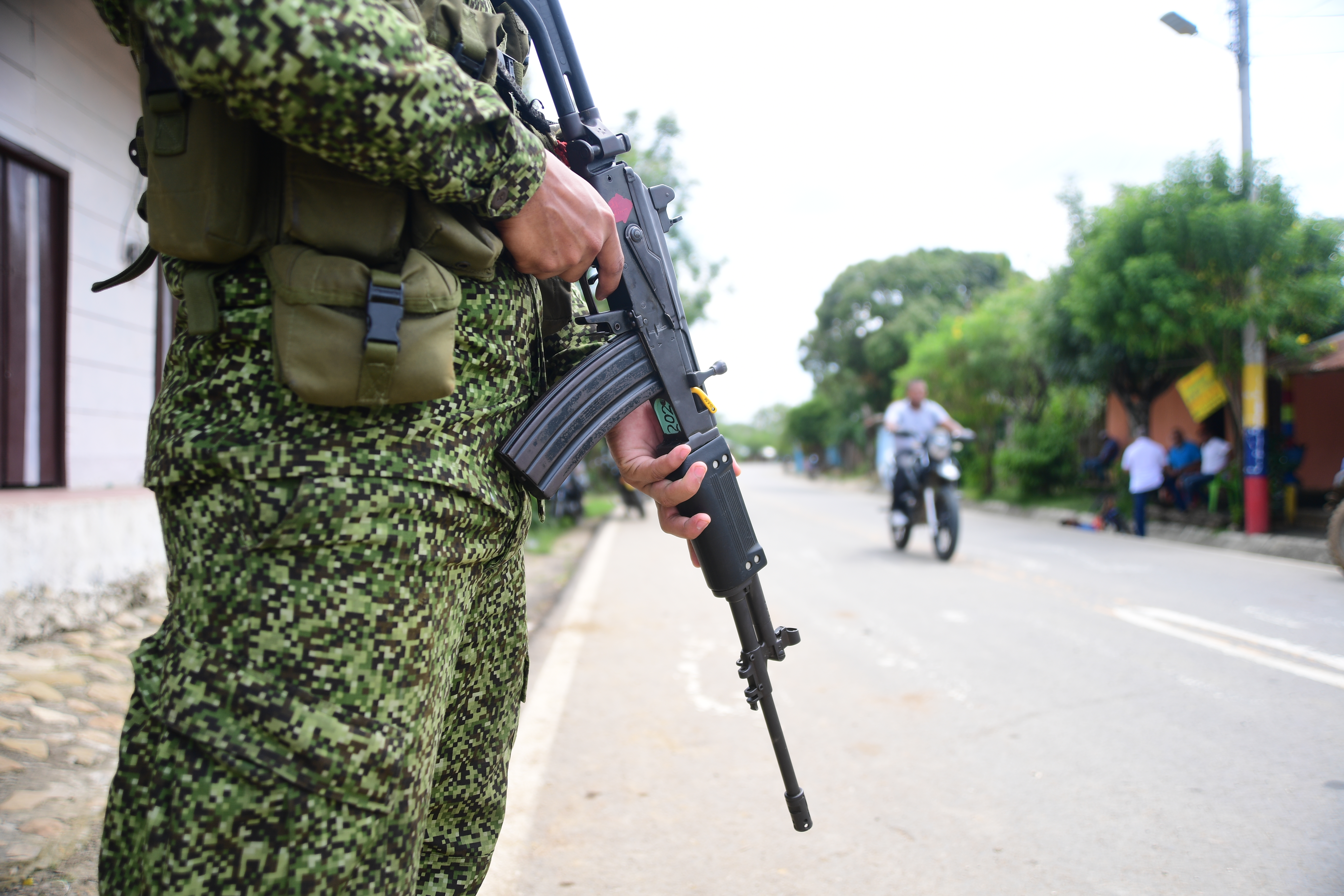 Soldado de escuela militar se fugó con un arma e intentó robar un taxi