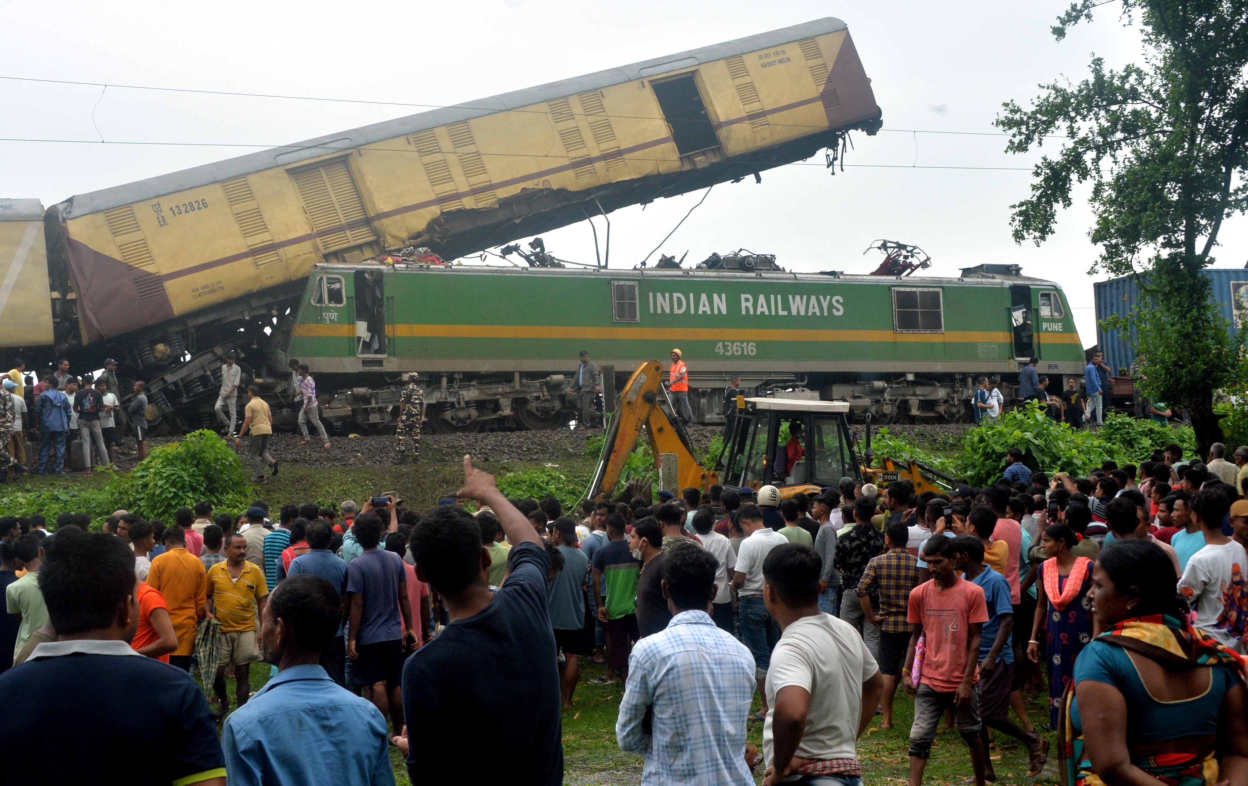 Rangapani (India), 17/06/2024.- Onlookers watch as National Disaster Response Force (NDRF) rescuers work at the site of a train collision, near Rangapani station, West Bengal state, India, 17 June 2024. At least eight people have died and dozens others more injured after a goods train collided with a Kanchanjunga Express in West Bengal, Railway Board Director Jaya Varma Sinha said. EFE/EPA/DIPTENDU DUTTA