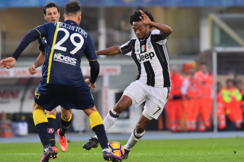 El colombiano Juan Guillermo Cuadrado (d), de Juventus, con la pelota, este domingo, en el partido contra el Chievo por la fecha 12 de la liga italiana. / AFP