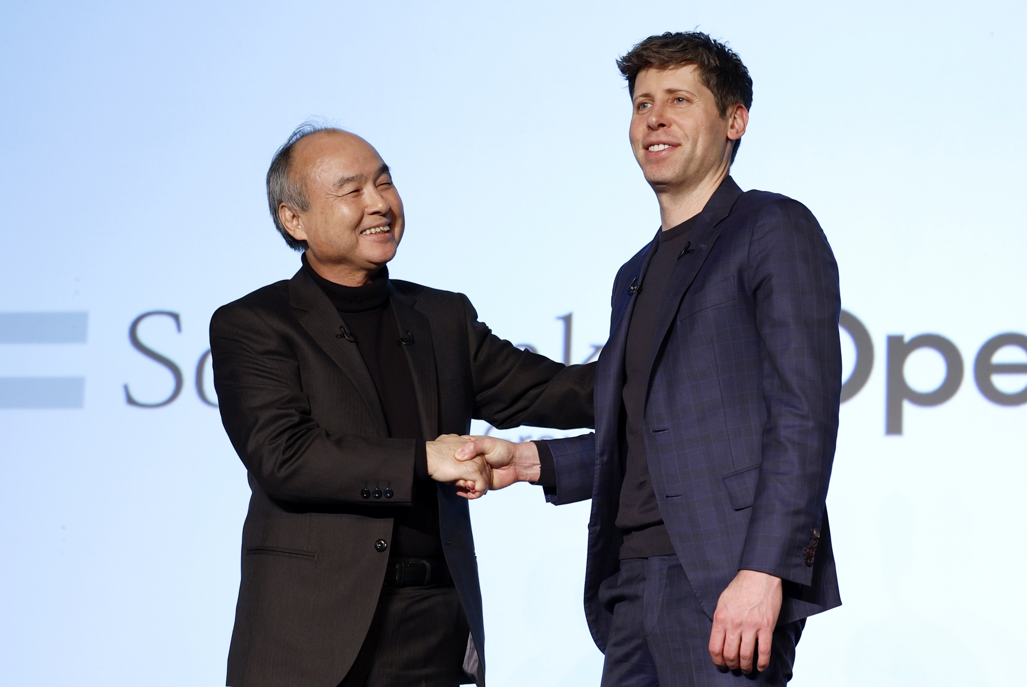 Tokyo (Japan), 03/02/2025.- SoftBank Group Corp. chairman and CEO Masayoshi Son (L) and OpenAI CEO Sam Altman shake hands after a talk session during the event 'Transforming Business through AI' in Tokyo, Japan, 03 February 2025. SoftBank Group CEO Masayoshi Son announced that he had reached an agreement with OpenAI CEO Sam Altman to establish a joint venture in Japan aimed at providing artificial intelligence services to businesses. (Japón, Tokio) EFE/EPA/FRANCK ROBICHON