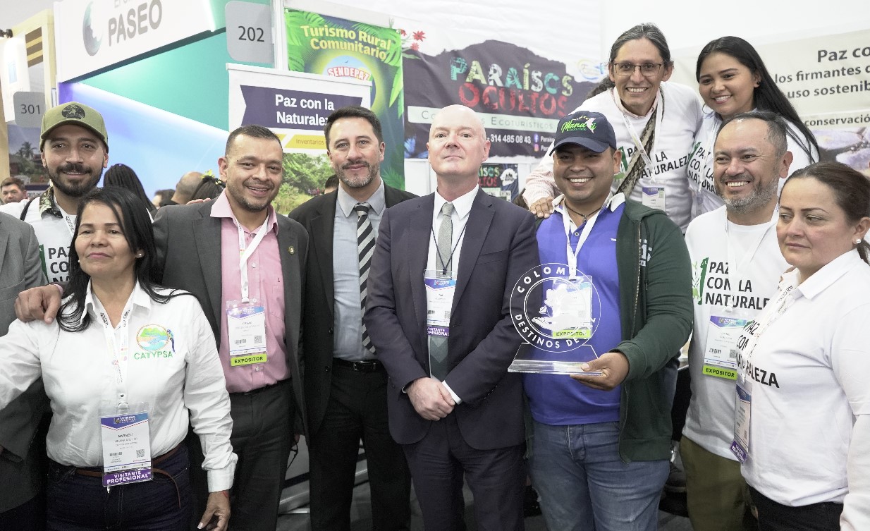 El sello "Colombia: Destinos de Paz" fue presentado por primera vez en la Vitrina Turística de ANATO 2023 y allí fue entregado de manera simbólica a firmantes del Centro Ecoturístico Manatú de Charras, San José del Guaviare, entre otros 6 proyectos productivos congregados por la iniciativa 'Paz con la Naturaleza'.