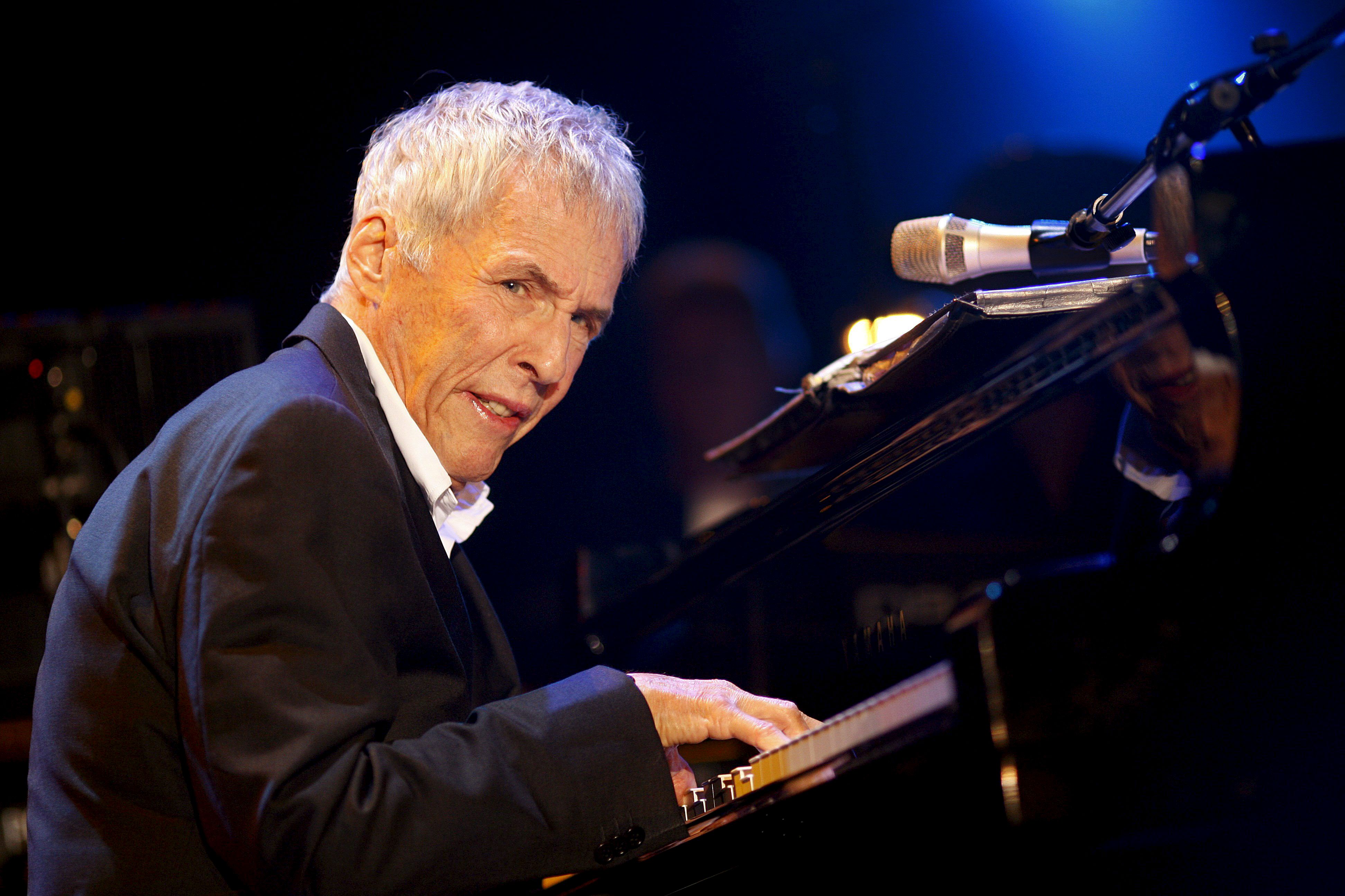 10315502. ROTTERDAM (PAÍSES BAJOS), 09/02/2023.- Fotografía de archivo fechada el 11 de julio de 2009 del compositor y pianista Burt Bacharach e el Festival de Jazz en Rotterdam (Países Bajos). Burt Bacharach, el compositor de éxitos como "I Say a Little Prayer" y "Do You Know the Way to San Jose", murió este jueves a la edad de los 94 años. Bacharach falleció de causas naturales en su casa de Los Ángeles, según informan medios nacionales. EPA/ROBERT VOS