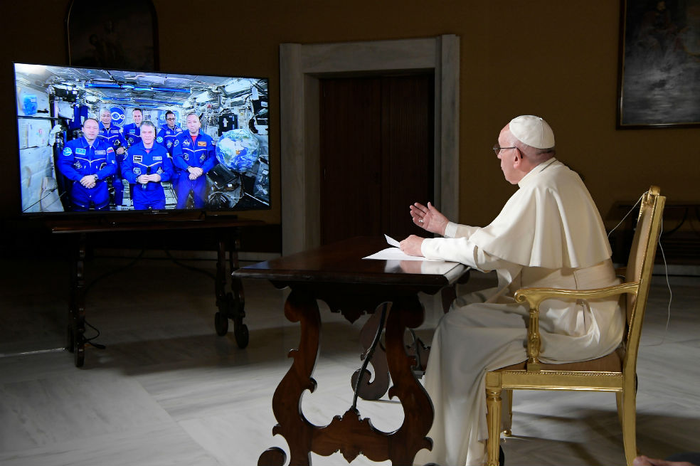 La curiosa llamada que realizó el papa a tripulación de la Estación Espacial