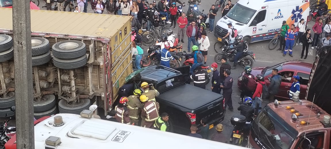 Tractomula se volcó en la vía Siberia – Cota: reportan fuerte congestión vehícular