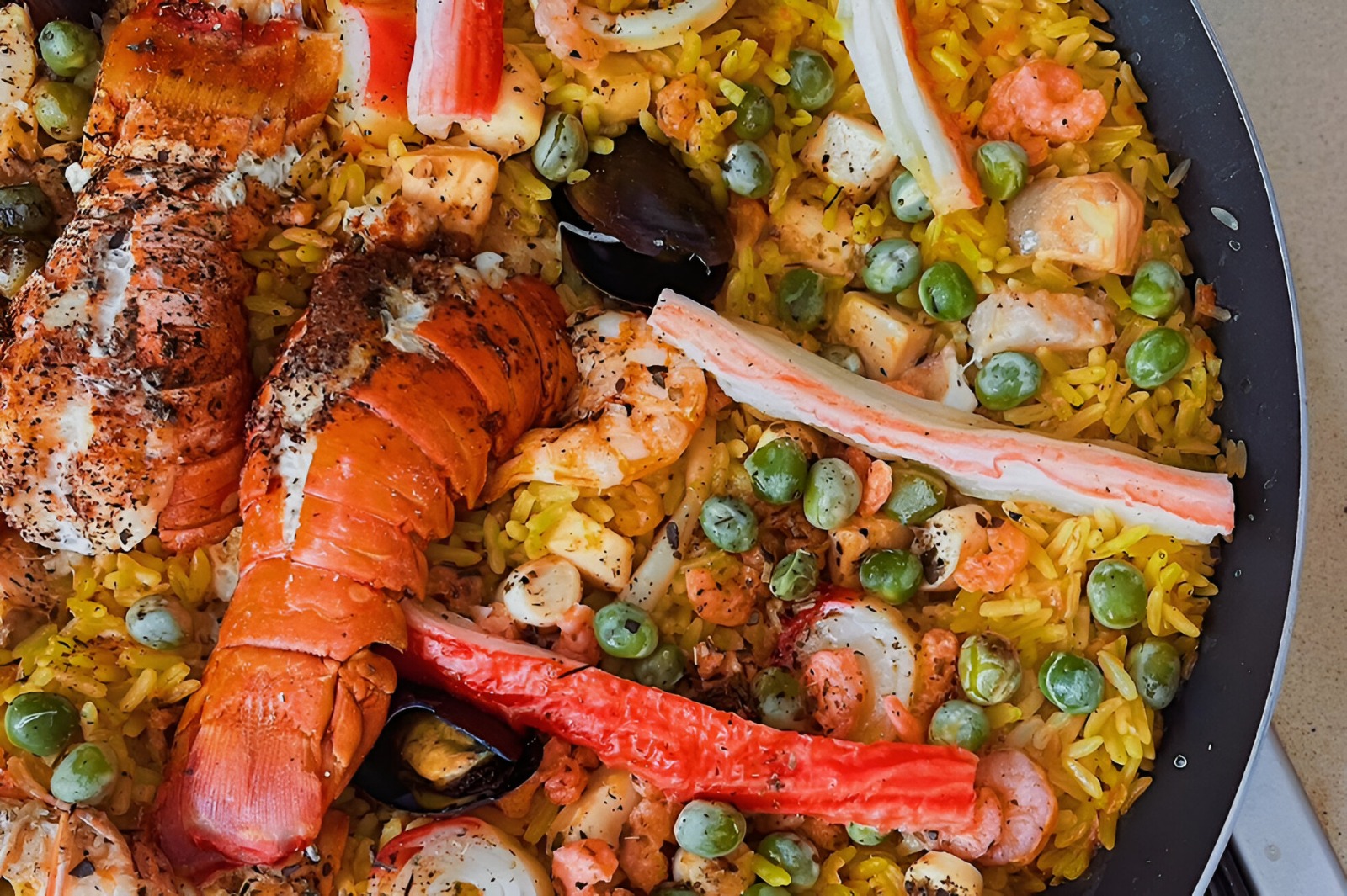 De esta forma se prepara una paella marinera