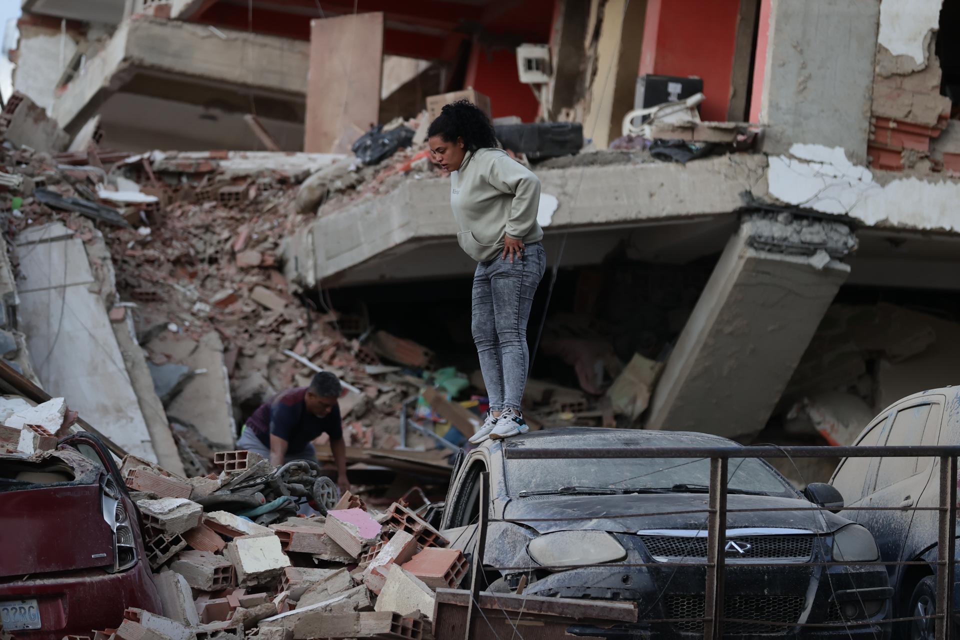 CATIA LA MAR (VENEZUELA), 25/06/2026.- Residentes entre los escombros de un edificio en ruinas por los terremotos, en la localidad de Catia La Mar, en el estado costero de La Guaira (Venezuela) este jueves. EFE/ Ronald Pena R.