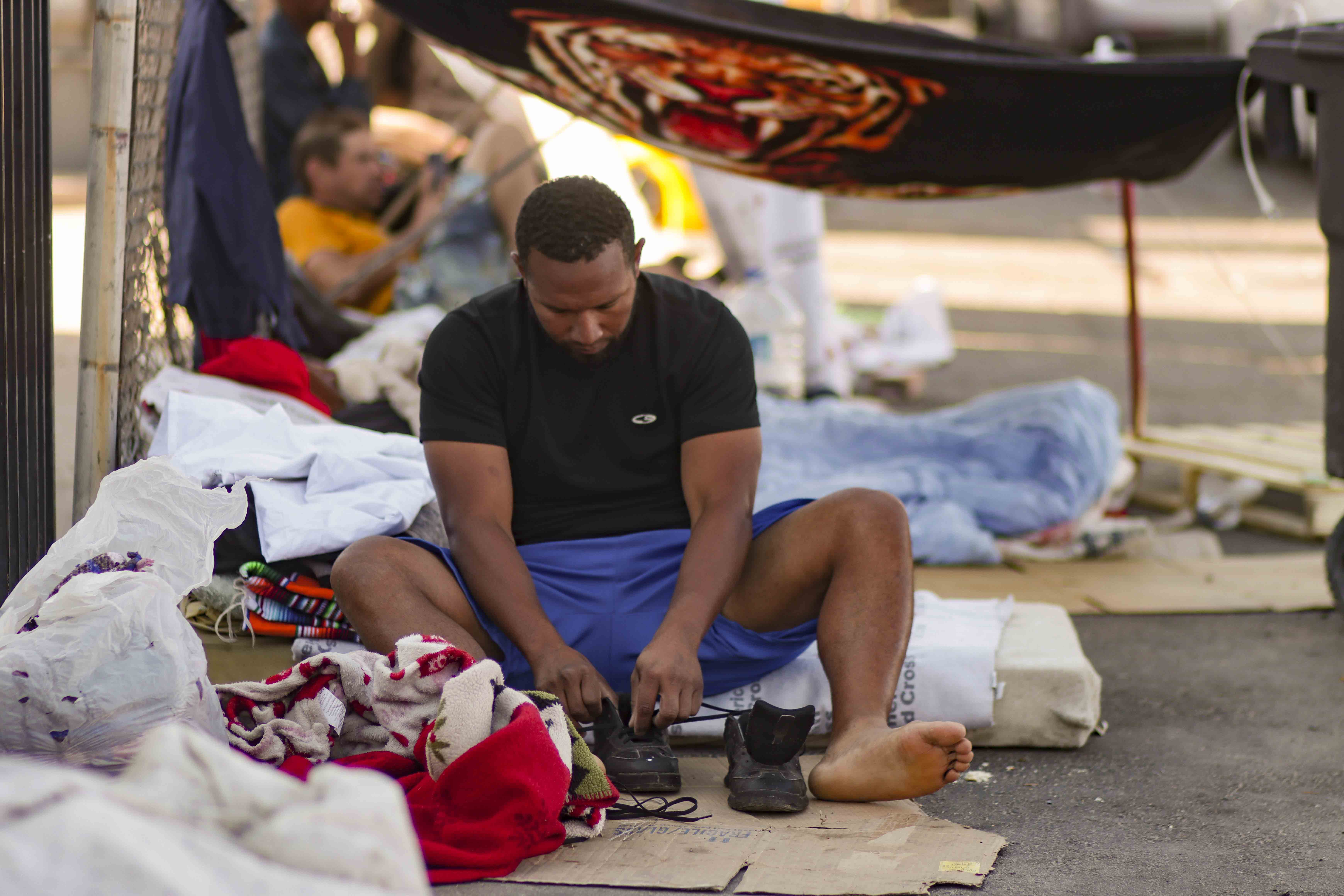 USA6879. EL PASO (TX, EEUU), 09/0572023.- Un migrante alista sus zapatos el lunes 8 de mayo de 2023 en las afueras de la Iglesia de Sagrado Corazón de Jesús, en El Paso, Texas (EE.UU.). Ante el inminente levantamiento del Título 42 en Estados Unidos, el próximo jueves, que ha permitido hasta ahora la expulsión inmediata de los migrantes por motivos sanitarios, miles de personas han comenzado ya a cruzar la frontera y otras esperan hacerlo en los próximos días. EFE/ Jonathan Fernández