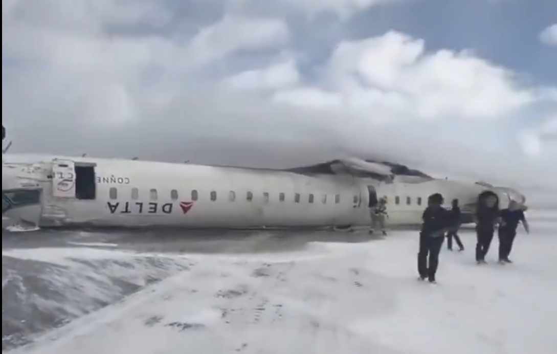 Video: así quedó avión en Toronto tras volcarse en el aterrizaje