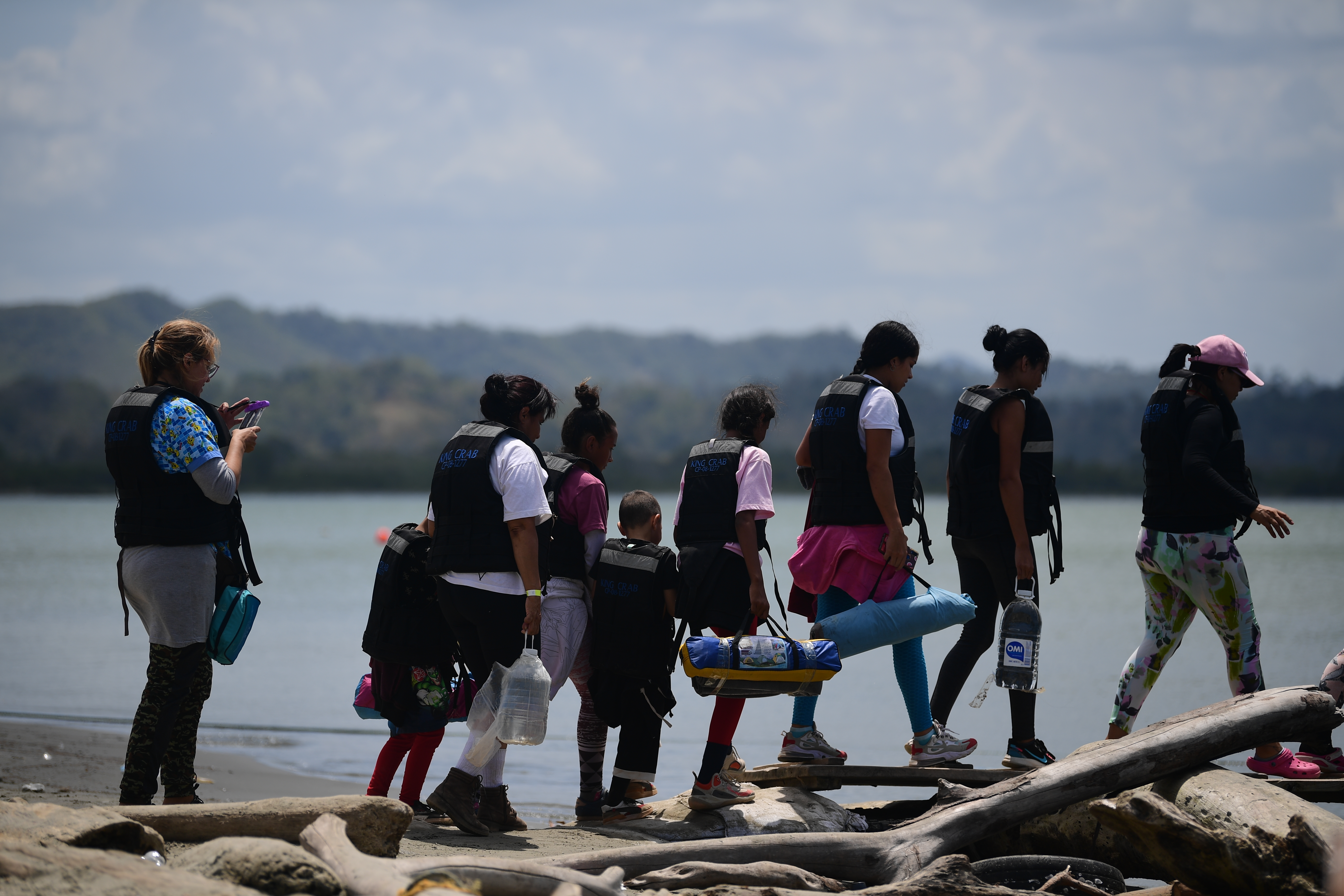 Migrantes en las playas de Necoclí para comenzar su ruta migratoria