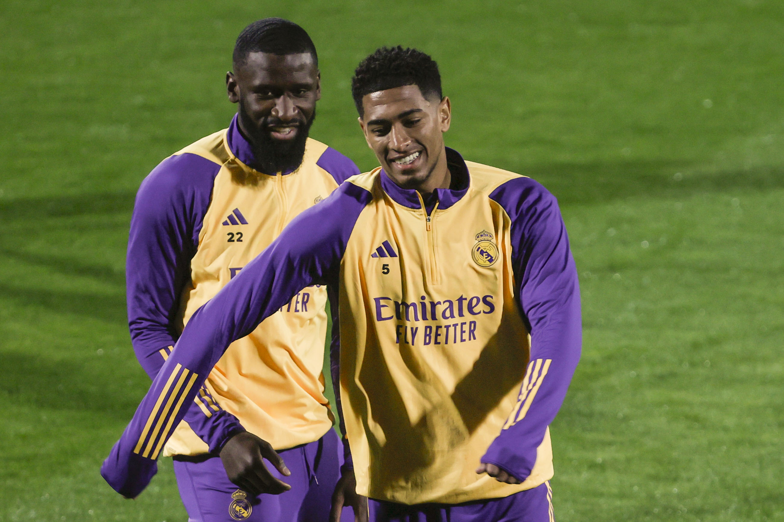 -FOTODELDÍA- RIAD (ARABIA SAUDÍ), 09/01/2024.- El centrocampista inglés del Real Madrid Jude Bellingham (d) y el defensa alemán Antonio Rüdiger (i) participan en el entrenamiento del equipo este miércoles en las instalaciones del Al-Nassr en Riad, Arabia Saudí, en la víspera del partido de semifinales de la Supercopa de España ante el Atlético de Madrid. EFE/ Juan Carlos Cárdenas