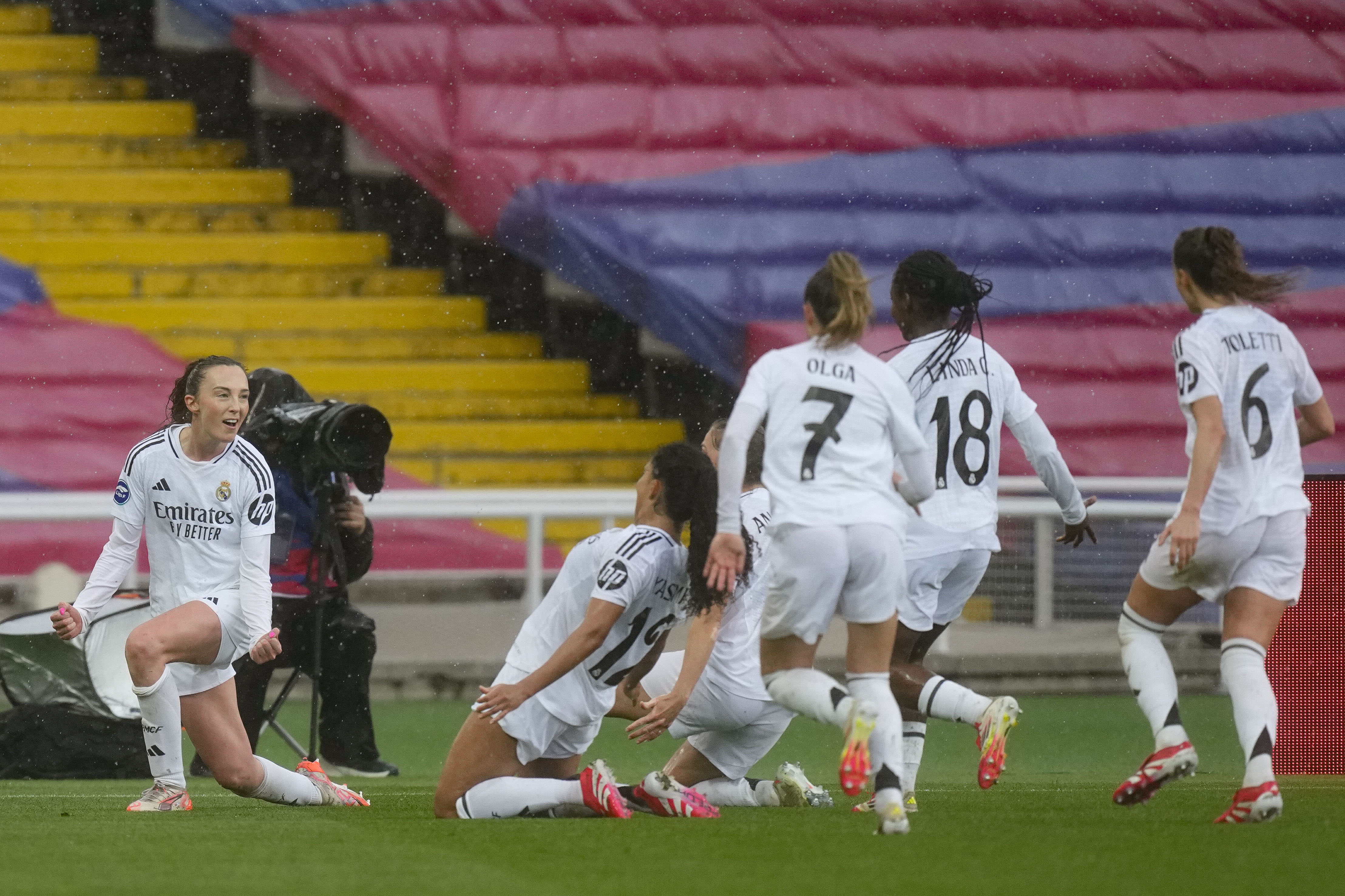 BARCELONA, 23/03/2025.- La delantera del Real Madrid Caroline Weir, izq, celebra el gol conseguido ante el FC Barcelona durante el partido de Liga Femenina disputado este domingo en el Estadi Olímpic Lluís Companys. EFE/Enric Fontcuberta