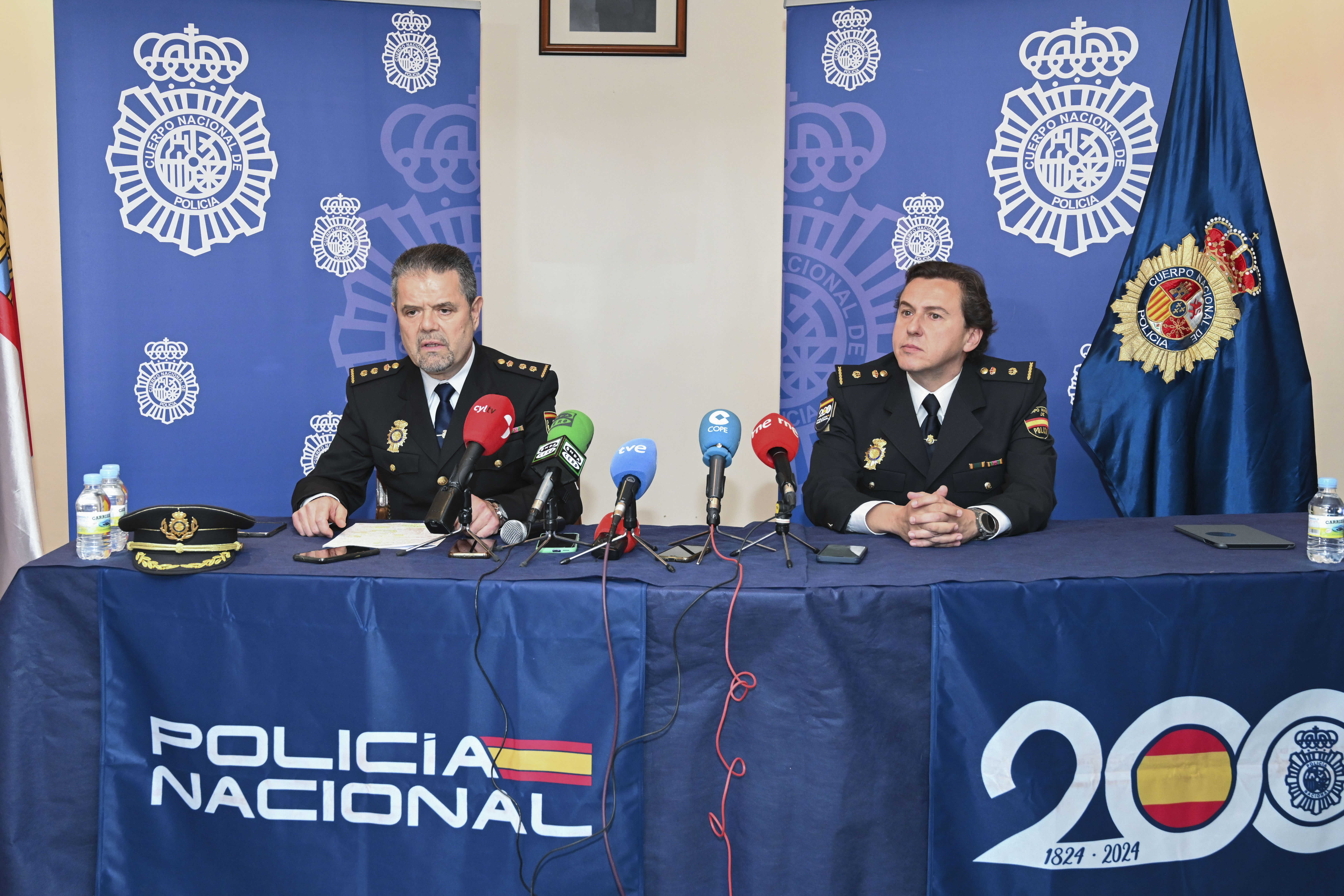 PALENCIA, 21/03/2024.- El comisario jefe de Palencia, Honorio Pérez Pablos, informa este jueves en Palencia sobre una operación policial contra el tráfico de drogas en Palencia y Madrid. La Policía Nacional ha detenido a 25 personas, 13 de nacionalidad colombiana y 12 españoles, en Palencia y Madrid, en una operación contra el tráfico de drogas en la que ha desarticulado ocho puntos de venta y se ha incautado de drogas por valor de casi 32.000 euros y más de 30.000 euros en metálico. EFE/ Almudena Álvarez