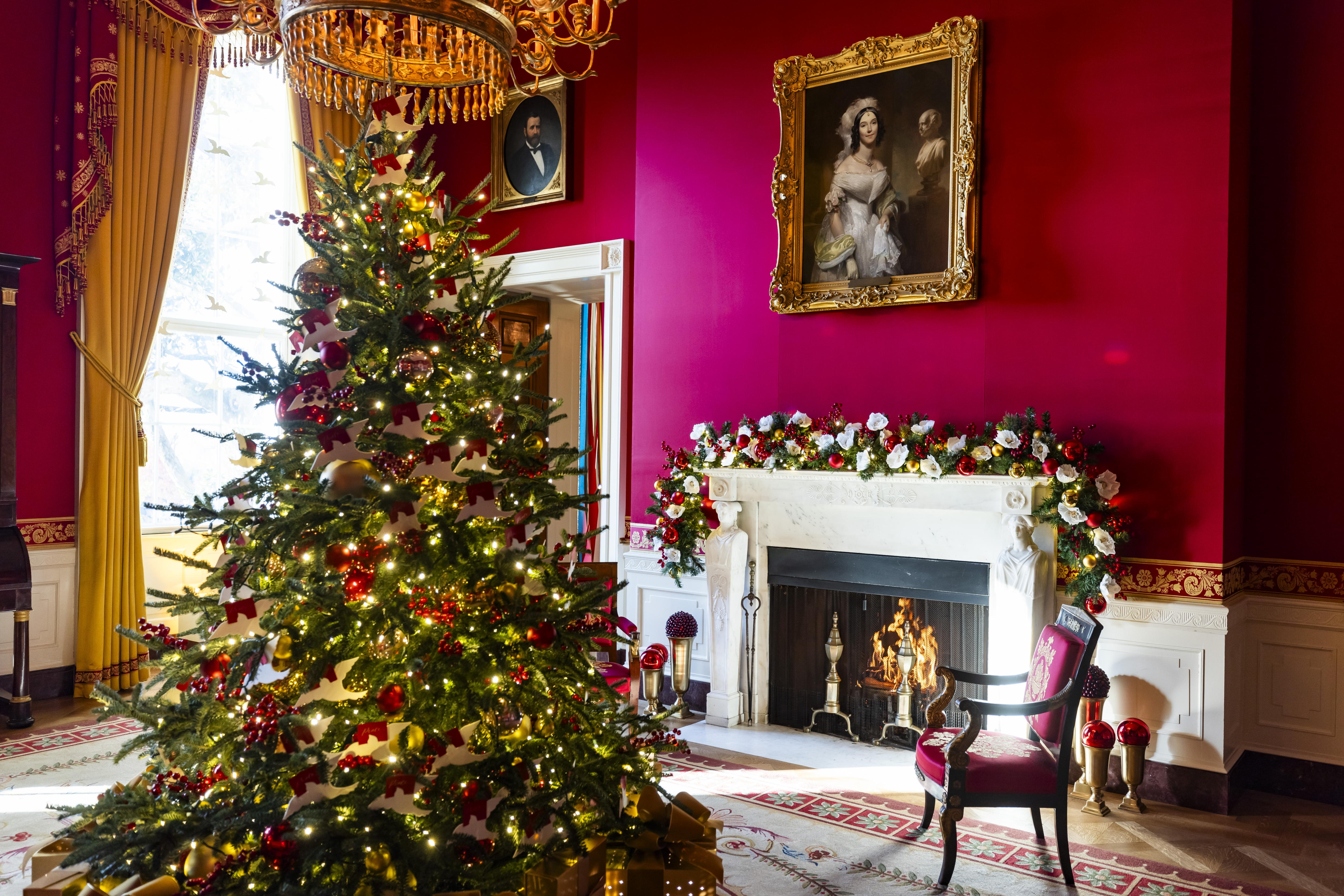 Washington (United States), 02/12/2024.- A Christmas tree and holiday decorations adorn the Red Room of the White House in Washington, DC, USA, 02 December 2024. US First Lady Jill Biden announced the 2024 White House Holiday theme as a 'Season of Peace and Light'. The displays include 83 Christmas trees, 9,810 feet of ribbon, 28,125 ornaments, and 165,075 holiday lights to decorate the trees, garlands, and wreaths. EFE/EPA/JIM LO SCALZO