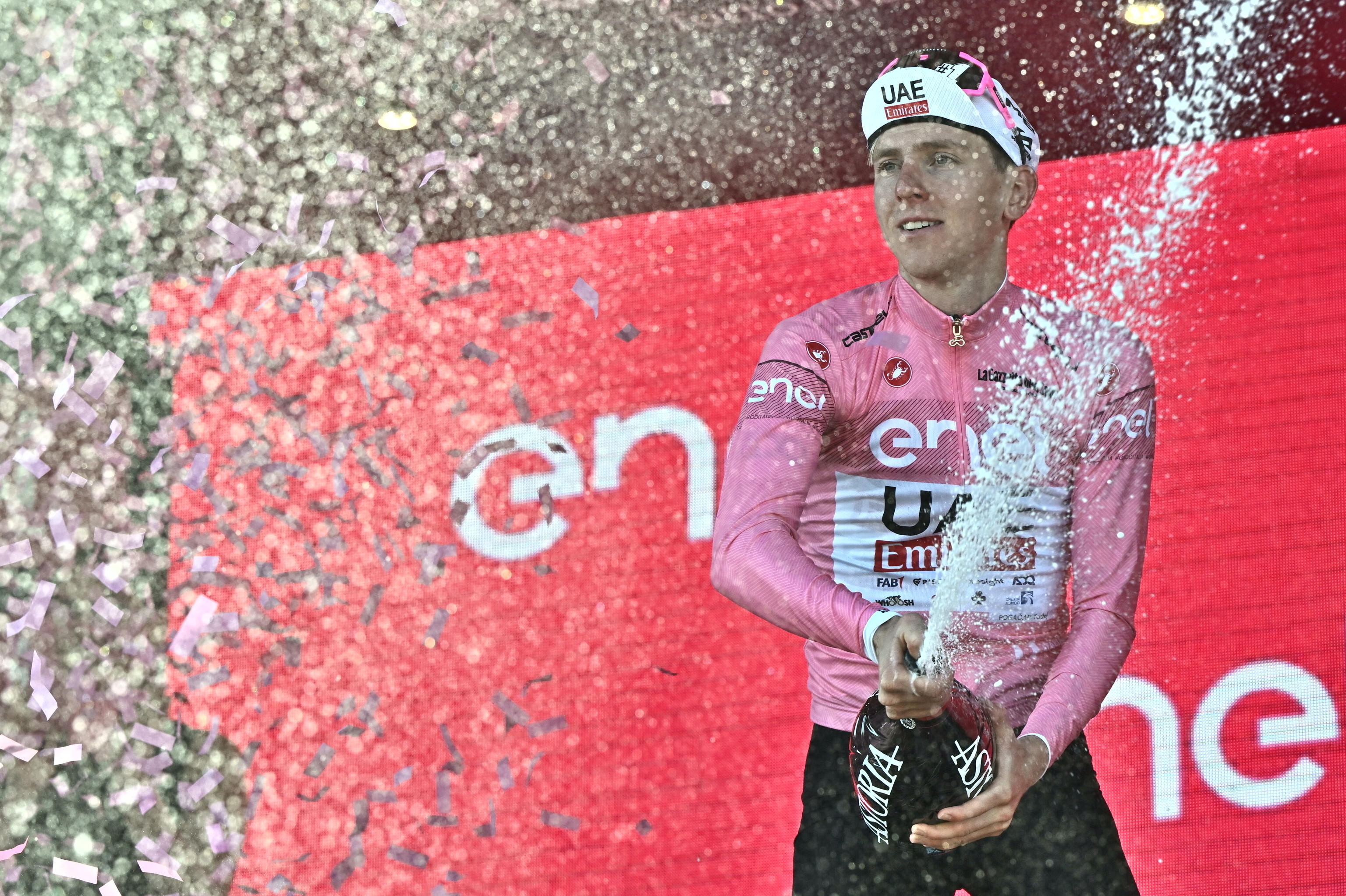 Naples (Italy), 12/05/2024.- Slovenian rider Tadej Pogacar of UAE Team Emirates celebrates on the podium retaining the overall leader's pink jersey, after the 9th stage of the 107th 2024 Giro d'Italia cycling race over 214 km from Avezzano to Naples, Italy, 12 May 2024. (Ciclismo, Italia, Eslovenia, Nápoles) EFE/EPA/LUCA ZENNARO