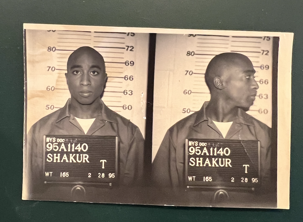 Se vende identificación carcelaria del rapero 2Pac