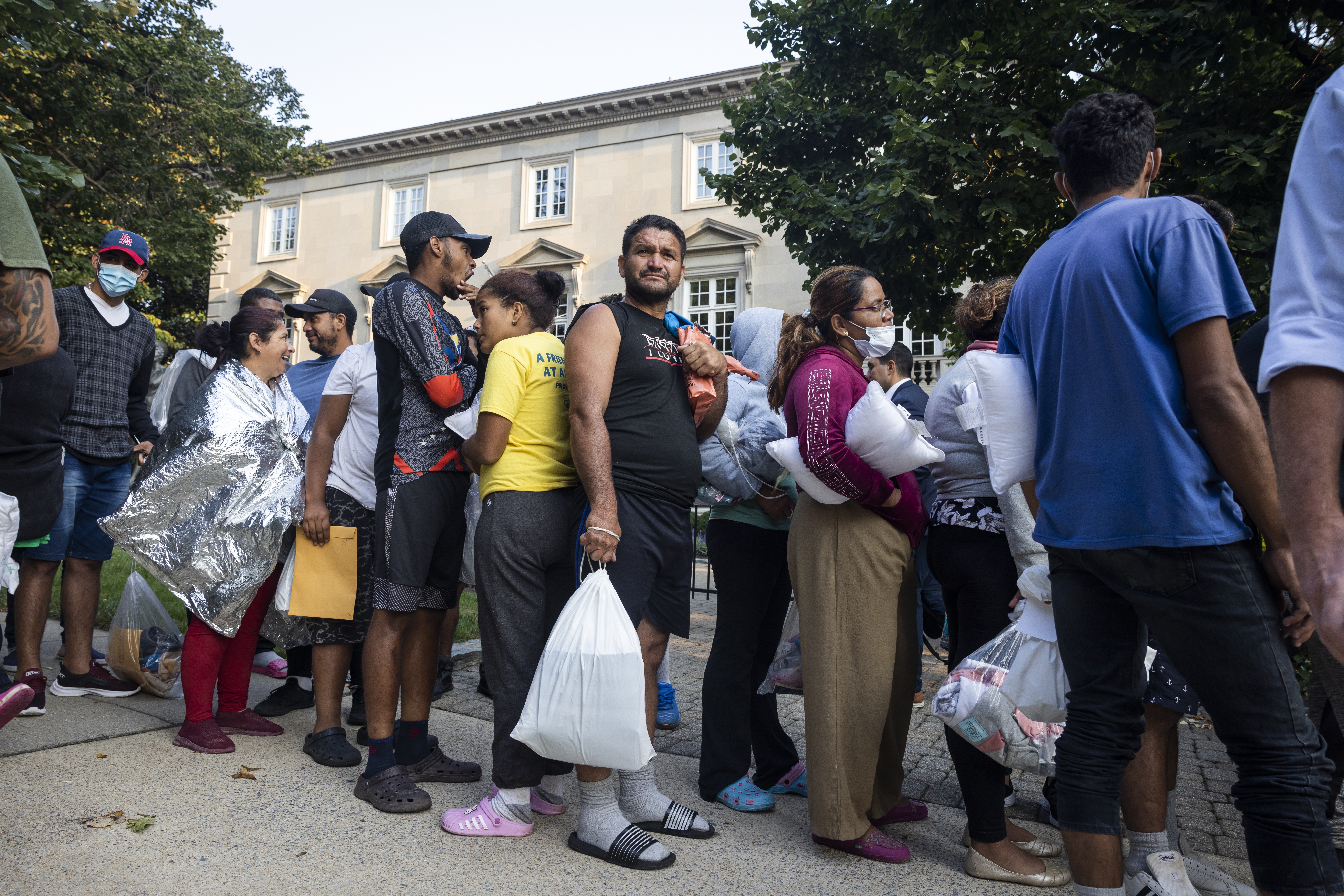 Washington (United States), 15/09/2022.- Two bus-loads of migrants from Central and South America arrive outside Vice President Kamala Harris'Äôs residence at the Naval Observatory early in the morning in Washington, DC, USA, 15 September 2022. Texas Governor Greg Abbott bussed the migrants, which numbered between 75 and 100 people, from Eagle Pass, Texas to the VP'Äôs residence. (Estados Unidos) EFE/EPA/JIM LO SCALZO