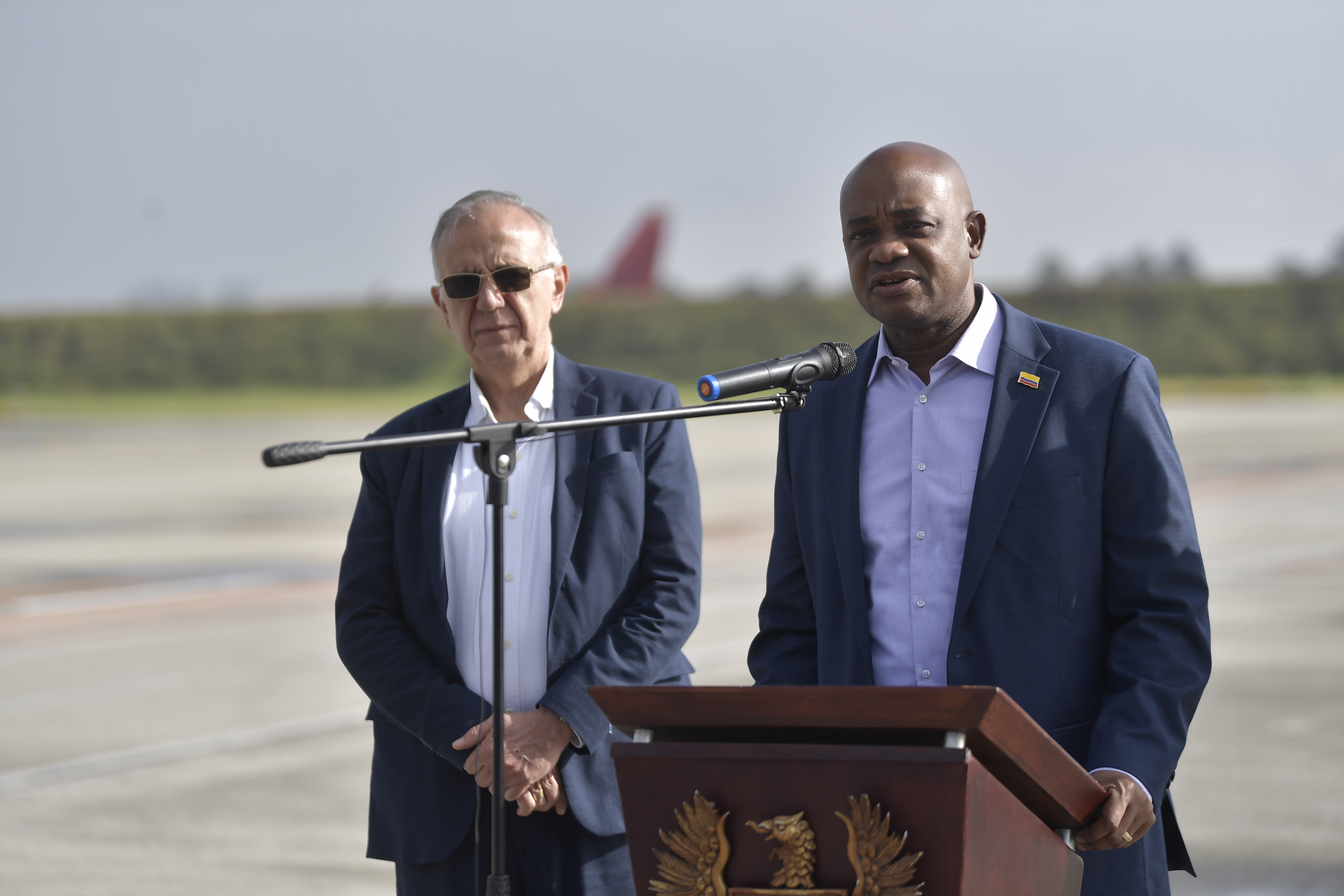 Canciller durante la llegada del vuelo humanitario proveniente de Líbano