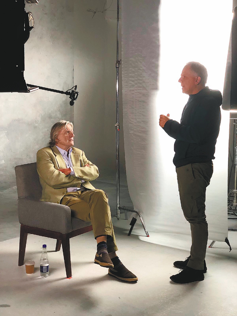 El etnólogo y antropólogo colombo-estadounidense Martín von Hildebrand (izq.) durante el rodaje del documental.