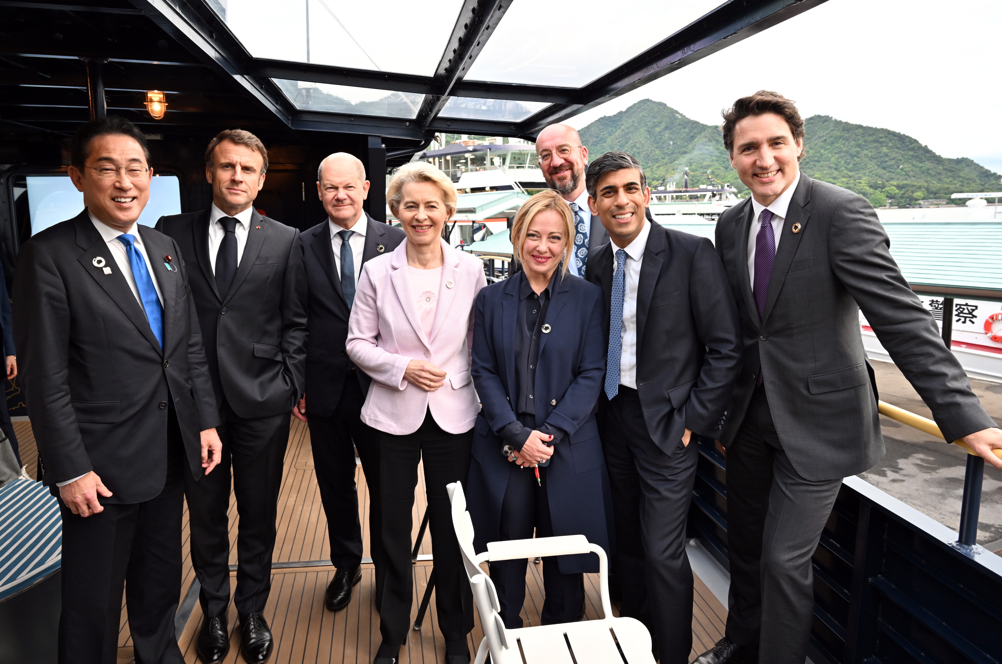 Hiroshima (Japan), 19/05/2023.- A handout photo made available by the G7 Hiroshima Summit Host shows (L-R) Japan's Prime Minister Fumio Kishida, French President Emmanuel Macron, German Chancellor Olaf Scholz, European Commission President Ursula von der Leyen, Italian Prime Minister Giorgia Meloni, President of the European Council Charles Michel, Britain's Prime Minister Rishi Sunak and Canadian Prime Minister Justin Trudeau pose during a boat trip to visit the Itsukushima Shrine on Miyajima island during the G7 Hiroshima Summit in Hiroshima, Japan, 19 May 2023. The G7 Hiroshima Summit will be held from 19 to 21 May 2023. (Japón, Reino Unido) EFE/EPA/G7 Hiroshima Summit Host / HANDOUT HANDOUT EDITORIAL USE ONLY/NO SALES