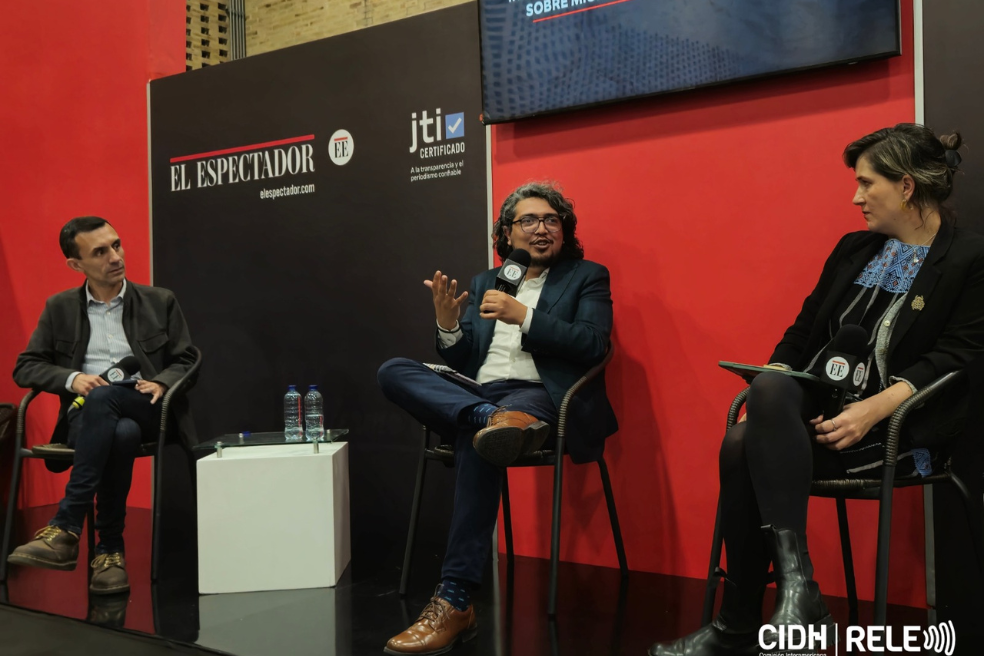Daniel Valero (El Espectador), Pedro Vaca (CIDH) y María Paula Martínez (Los Andes) conversaron sobre los retos de las redacciones al abordar temas migratorios.