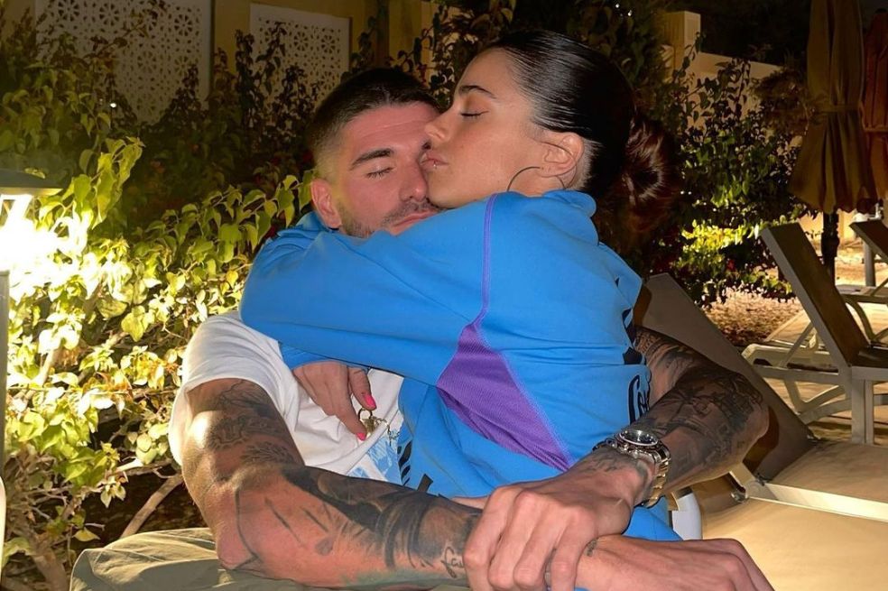 ¿Tini y Rodrigo De Paul juntos de nuevo? Foto enciende rumores en redes