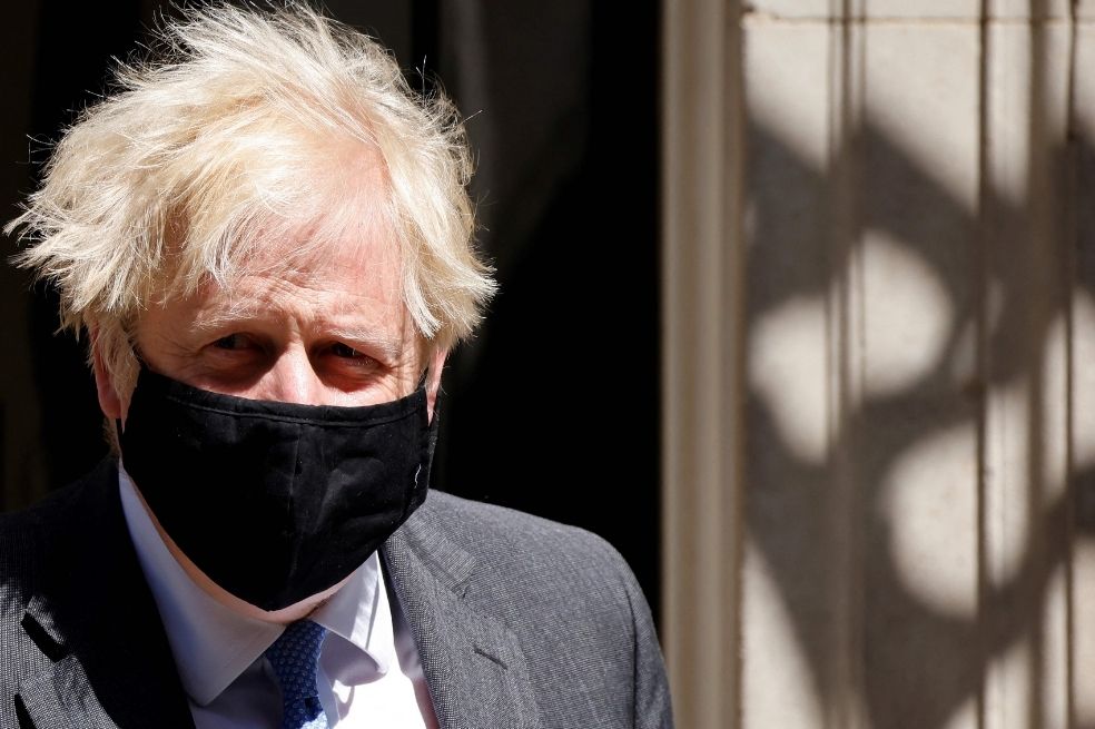 “Es un puto inútil total”: los mensajes de Johnson sobre su ministro de Salud