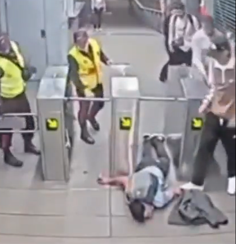 Joven queda inconsciente tras intentar colarse en TransMilenio: quedó grabado