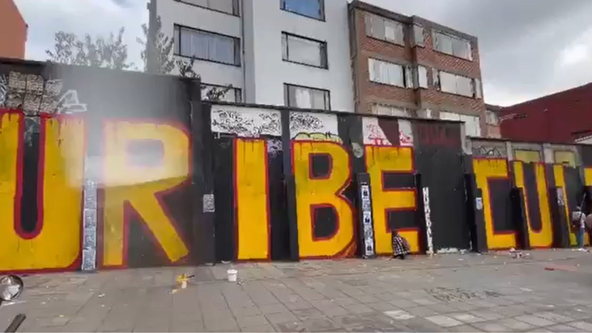 Manifestantes pintaron mural en contra de Uribe, cerca de U. Javeriana