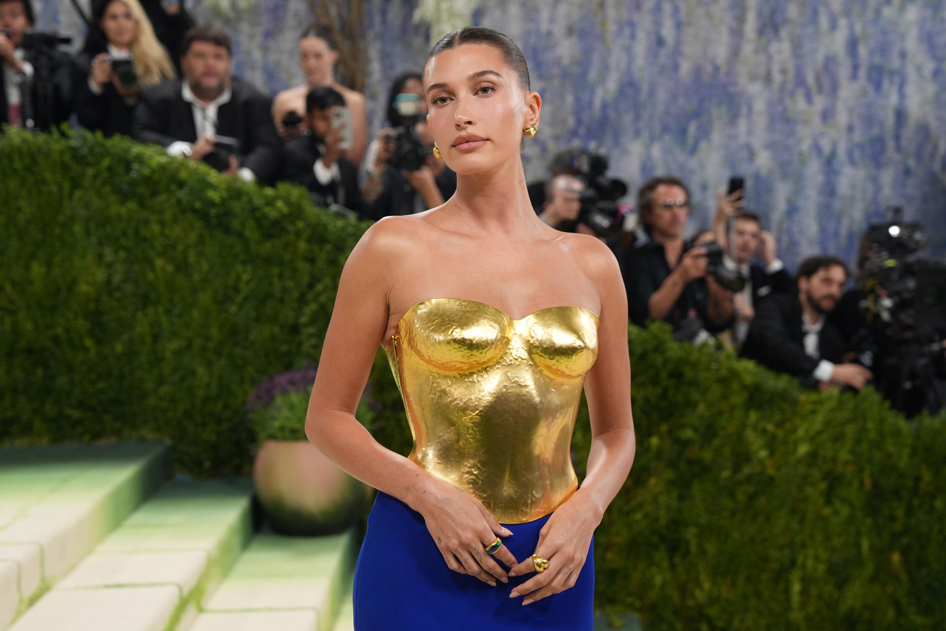 AME9348. NUEVA YORK (ESTADOS UNIDOS), 04/05/2026.- La modelo estadounidense Hailey Bieber posa este lunes, durante la alfombra blanca de la Met Gala, en Nueva York (EE.UU.). La Met Gala inició con una actuación de un grupo de cantantes y bailarines que interpretó 'I Wanna Dance with Somebody', de Whitney Houston antes de dar paso a un desfile de celebridades. EFE/ Octavio Guzmán
