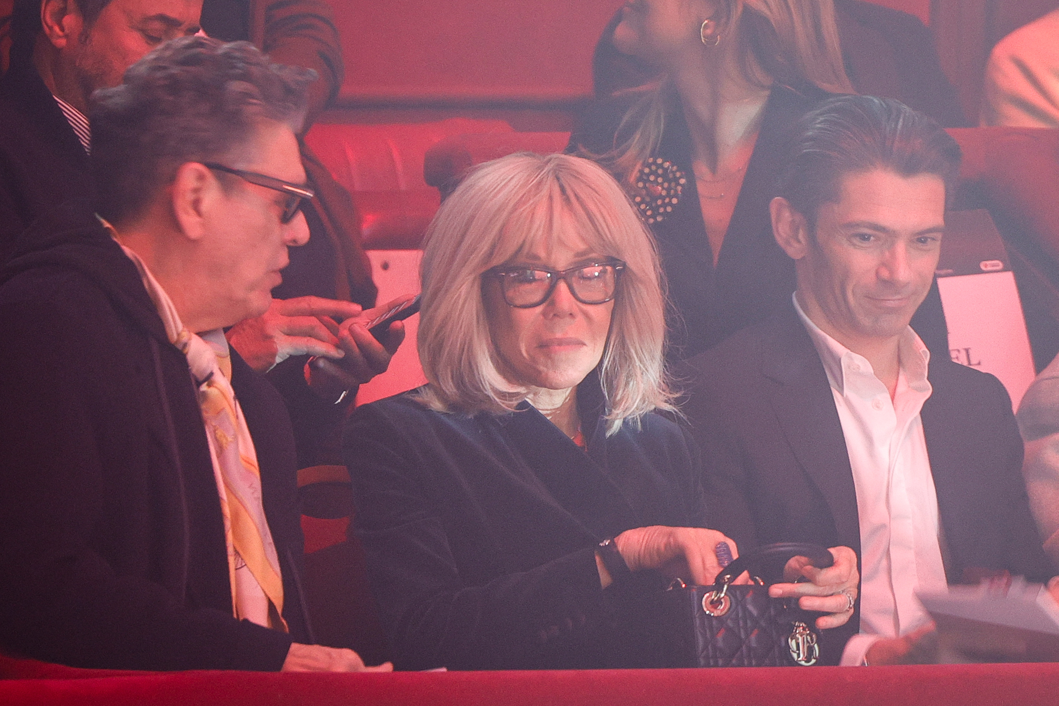 La esposa del presidente francés, Brigitte Macron (C), conversa con el cantante francés Marc Lavoine (I) mientras asisten al desfile de la colección de alta costura femenina primavera/verano 2026 de Stephane Rolland, en el marco de la Semana de la Alta Costura de París, el 27 de enero de 2026. / Geoffroy Van Der Hasselt / AFP