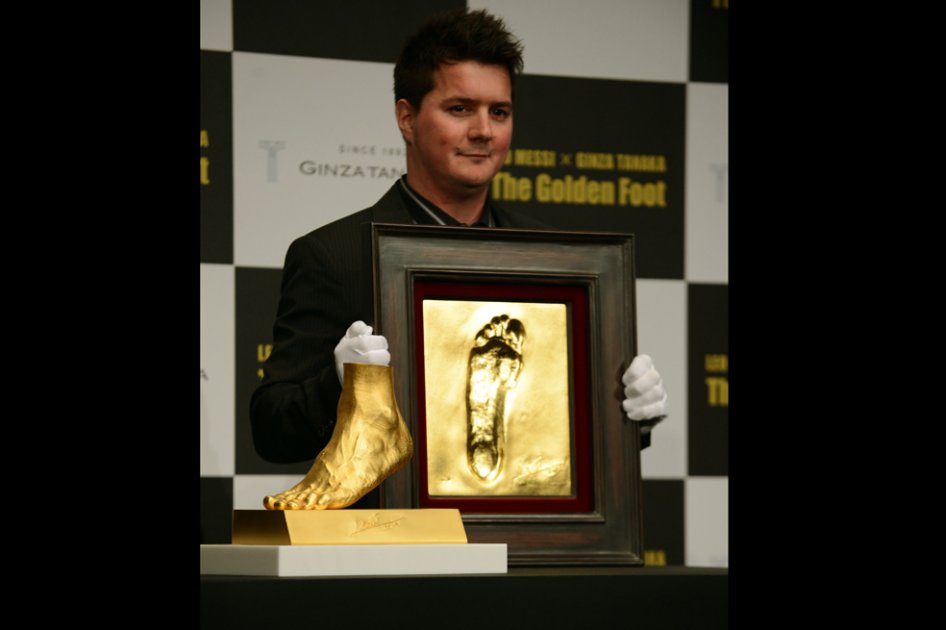 Presentan réplica en oro del pie de Messi