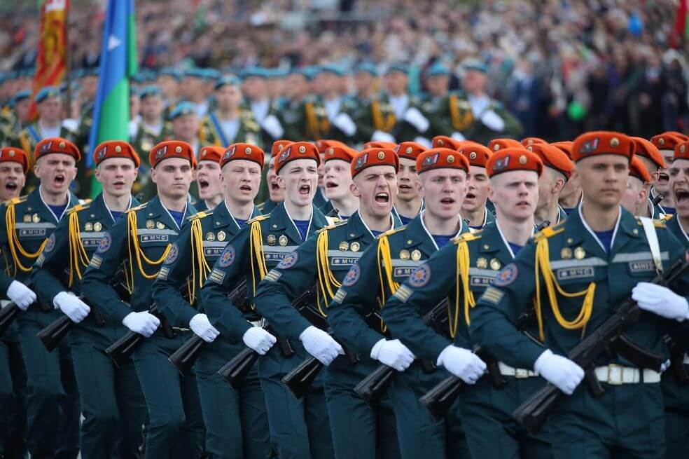 Bielorrusia ignora las precauciones y celebra con desfile militar el Día de la Victoria