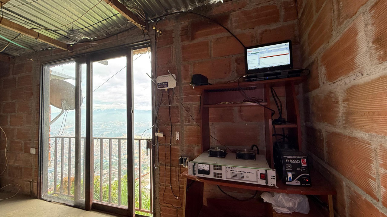 Desactivaron cinco emisoras que afectaban vuelos y telecomunicaciones en Medellín