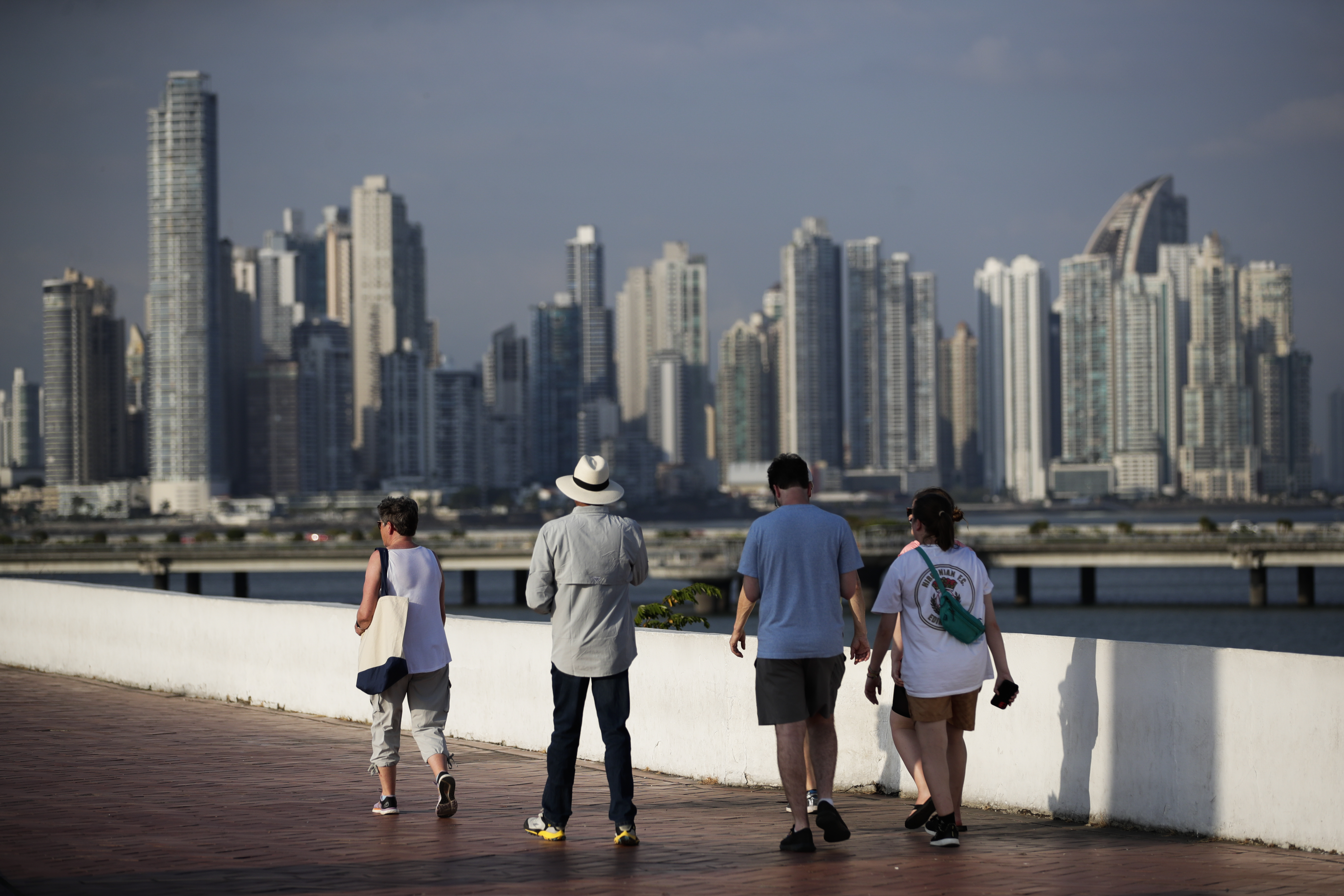 PA2001. CIUDAD DE PANAMÁ (PANAMÁ), 02/04/2024.- Turistas visitan el Casco Antiguo este lunes en Ciudad de Panamá (Panamá). Panamá espera recibir este 2024 unos 2,9 millones de visitantes y que estos produzcan una derrama económica de 1.800 millones de dólares, dijo este martes el director del Fondo de Promoción Turística (Promtur), Fernando Fondevila, que habló de la consolidación del país como un destino turístico. EFE/ Bienvenido Velasco